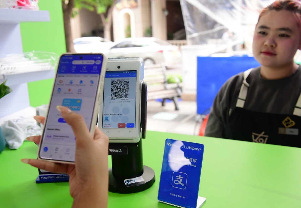 Du khách Trung Quốc sử dụng ứng dụng thanh toán Alipay quét mã VietQRGlobal khi mua hàng tại Việt Nam Du khách Trung Quốc sử dụng ứng dụng thanh toán Alipay quét mã VietQRGlobal khi mua hàng tại Việt Nam