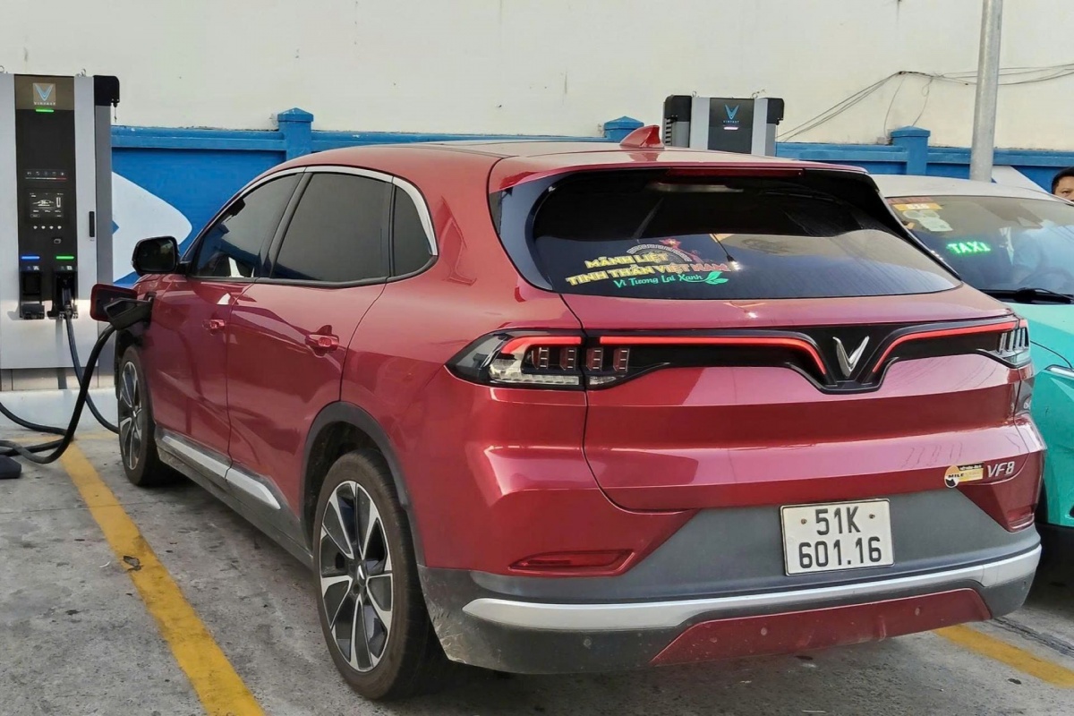 Anh Mậu cùng chiếc VF 8 ghé thăm khu du lịch Cầu Kính Rồng Mây (Lai Châu) Anh Mậu cùng chiếc VF 8 ghé thăm khu du lịch Cầu Kính Rồng Mây (Lai Châu)