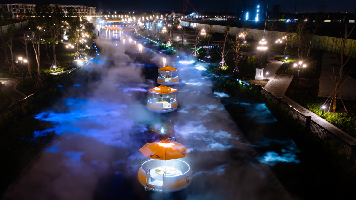 Dòng sông Ánh sáng – một trong hai công trình biểu tượng xác lập kỷ lục Việt Nam tại T&T City Millennia. Dòng sông Ánh sáng – một trong hai công trình biểu tượng xác lập kỷ lục Việt Nam tại T&T City Millennia.