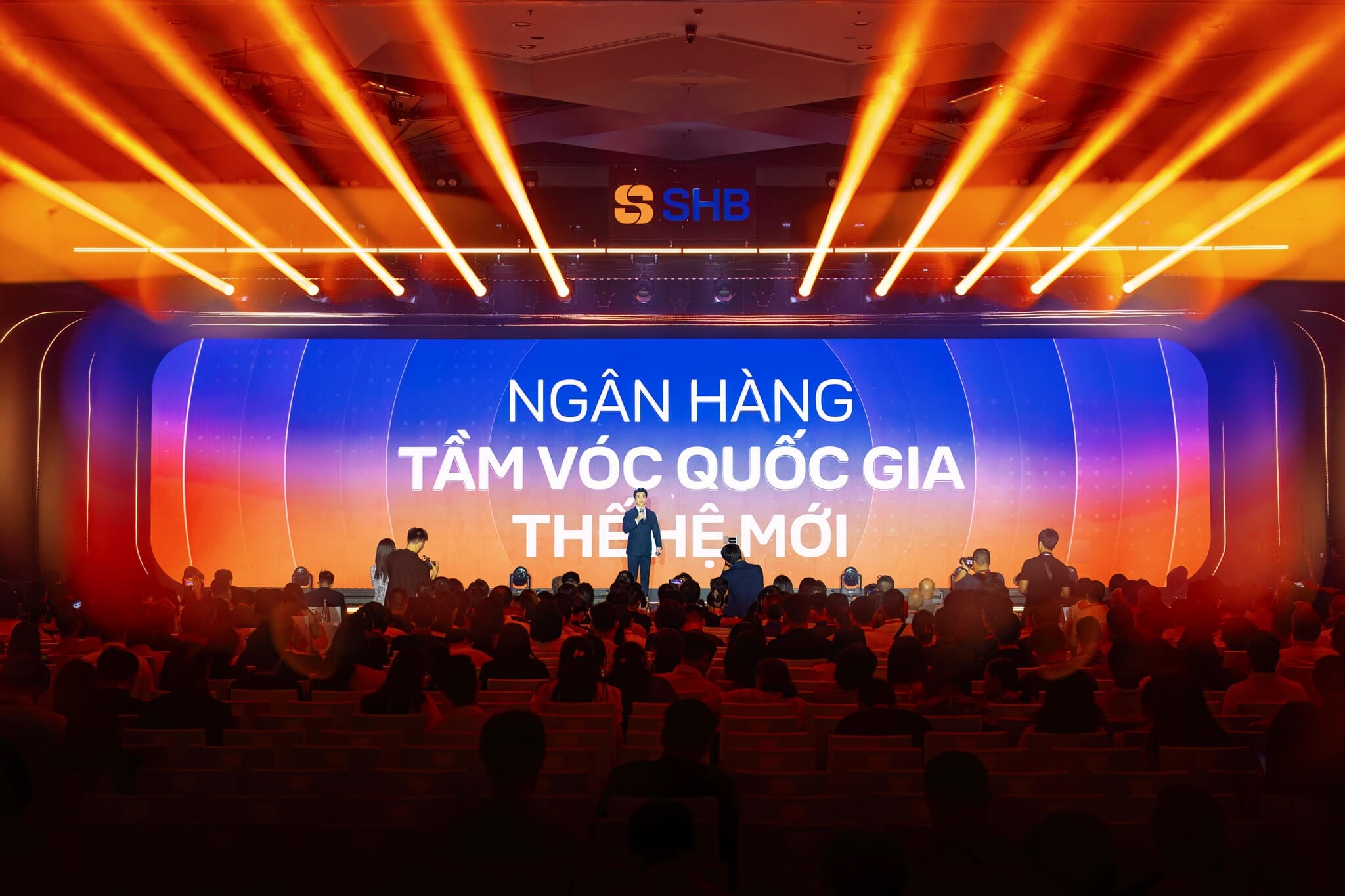 Tái định vị thương hiệu ngân hàng: Từ câu chuyện toàn cầu đến bước chuyển chiến lược tại Việt Nam Tái định vị thương hiệu ngân hàng: Từ câu chuyện toàn cầu đến bước chuyển chiến lược tại Việt Nam