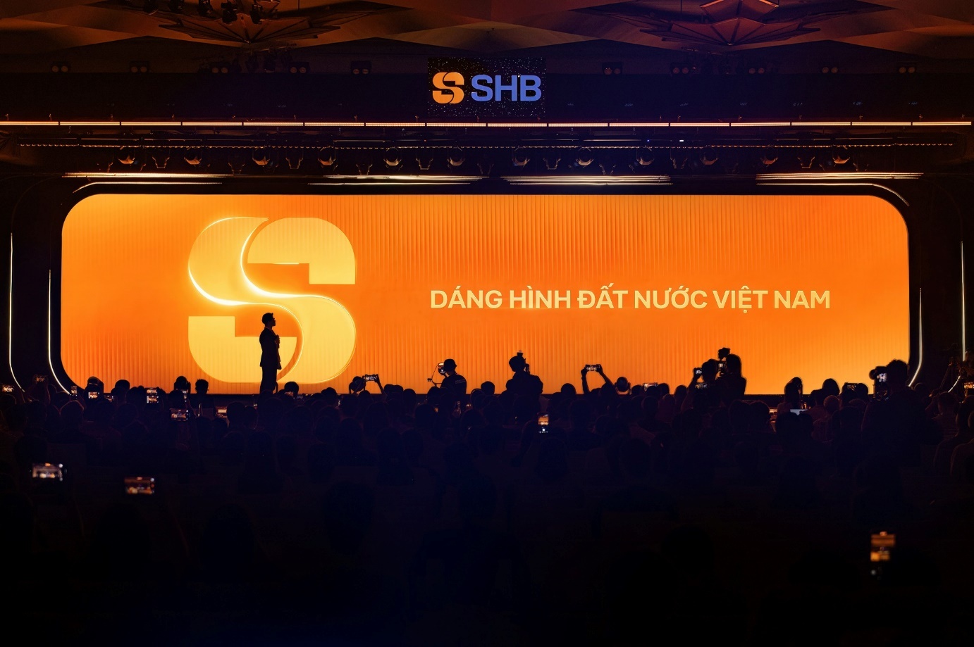 Tái định vị thương hiệu ngân hàng: Từ câu chuyện toàn cầu đến bước chuyển chiến lược tại Việt Nam Tái định vị thương hiệu ngân hàng: Từ câu chuyện toàn cầu đến bước chuyển chiến lược tại Việt Nam