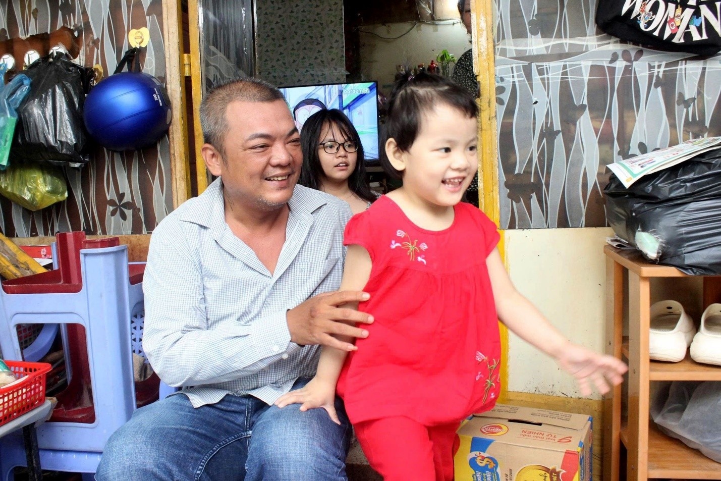 Người cha trở thành chỗ dựa duy nhất cho cả gia đình từ khi vợ anh mất trong đợt Covid-19