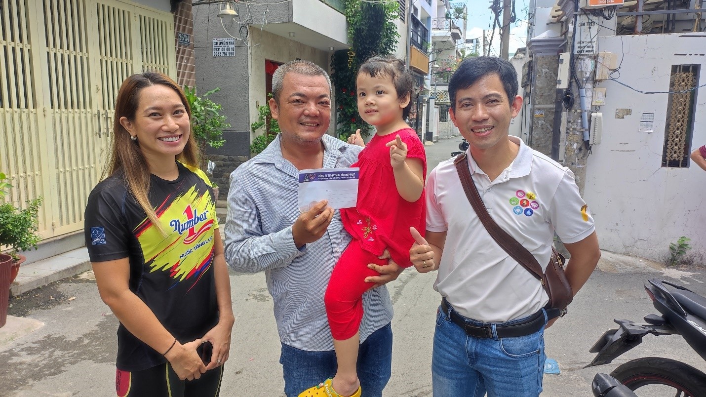 Em bé và cha hào hứng và vui mừng khi nhận quà Tết Thiếu nhi từ Công ty Tân Hiệp Phát  