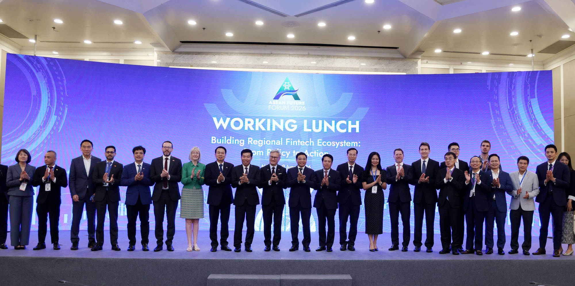 Phó Thủ tướng Nguyễn Văn Thắng và các đại biểu dự Tọa đàm - Ảnh VGP/Đức Tuân