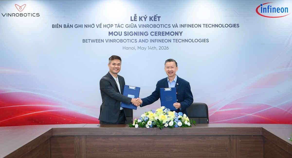 Ông Ngô Quốc Hưng (trái) - Tổng Giám đốc VinRobotics và ông Lim Kenneth – Phó Chủ tịch Cấp cao phụ trách mảng Ô tô của Infineon Technologies khu vực Châu Á - Thái Bình Dương, tại lễ ký kết.