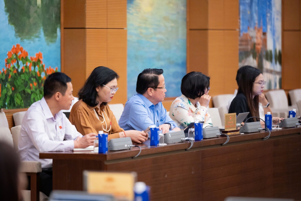 Thành viên Ủy ban Dân nguyện và Giám sát tham dự phiên họp Thành viên Ủy ban Dân nguyện và Giám sát tham dự phiên họp