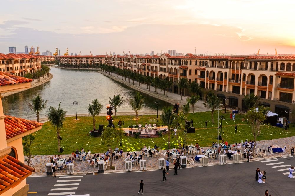 Không gian lãng mạn của Isla Bella thu hút đông đảo cư dân và khách mời tham dự Sunset Show 2026 Không gian lãng mạn của Isla Bella thu hút đông đảo cư dân và khách mời tham dự Sunset Show 2026