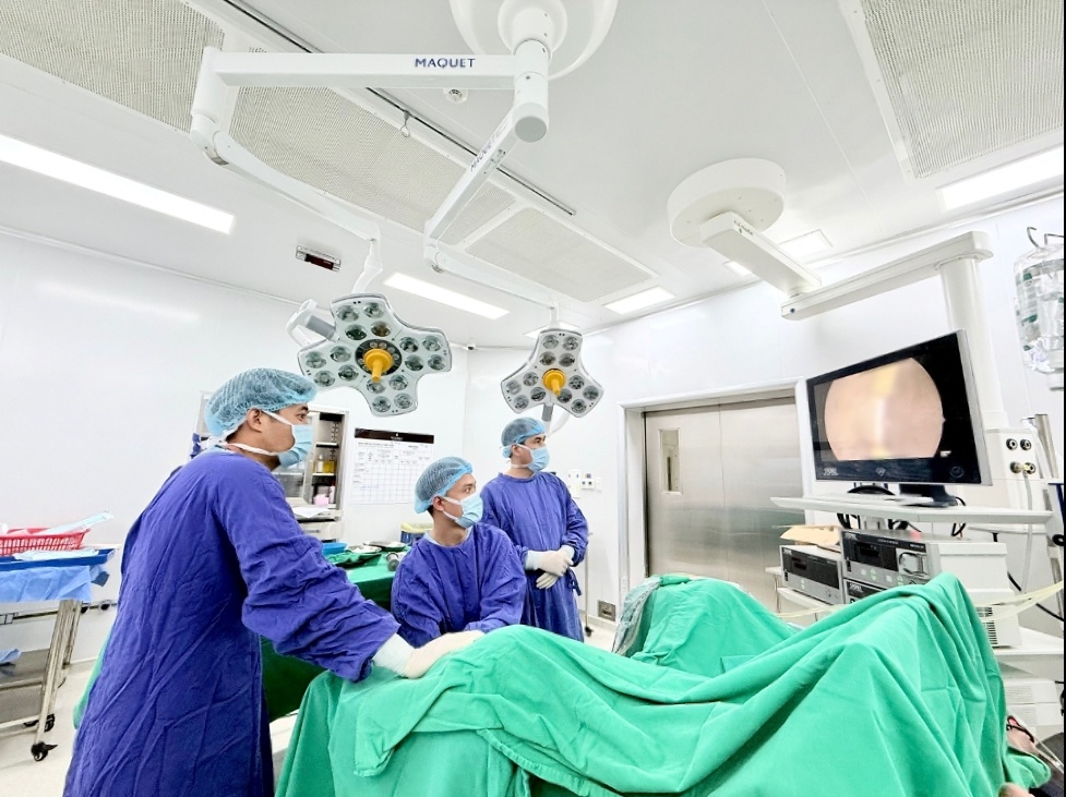 Ê-kíp bác sĩ Bệnh viện Đa khoa Vinmec Hạ Long thực hiện ca phẫu thuật nội soi cắt khối tăng sinh qua niệu đạo bằng dao điện lưỡng cực Ê-kíp bác sĩ Bệnh viện Đa khoa Vinmec Hạ Long thực hiện ca phẫu thuật nội soi cắt khối tăng sinh qua niệu đạo bằng dao điện lưỡng cực