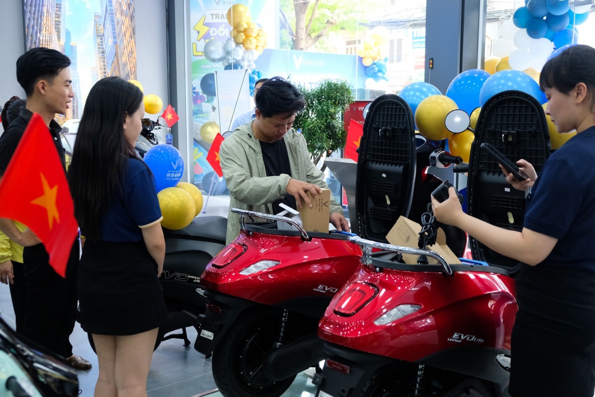 Xe máy điện VinFast thu hút khách hàng tại đại lý Xe máy điện VinFast thu hút khách hàng tại đại lý
