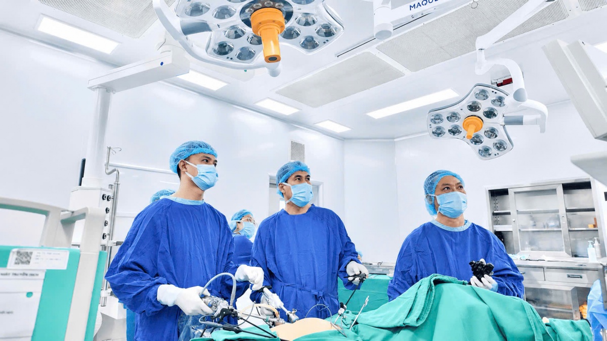 Can thiệp phối hợp đồng thời giữa nội soi tiêu hóa và phẫu thuật nội soi ổ bụng ngay trong cùng một thì phẫu thuật.