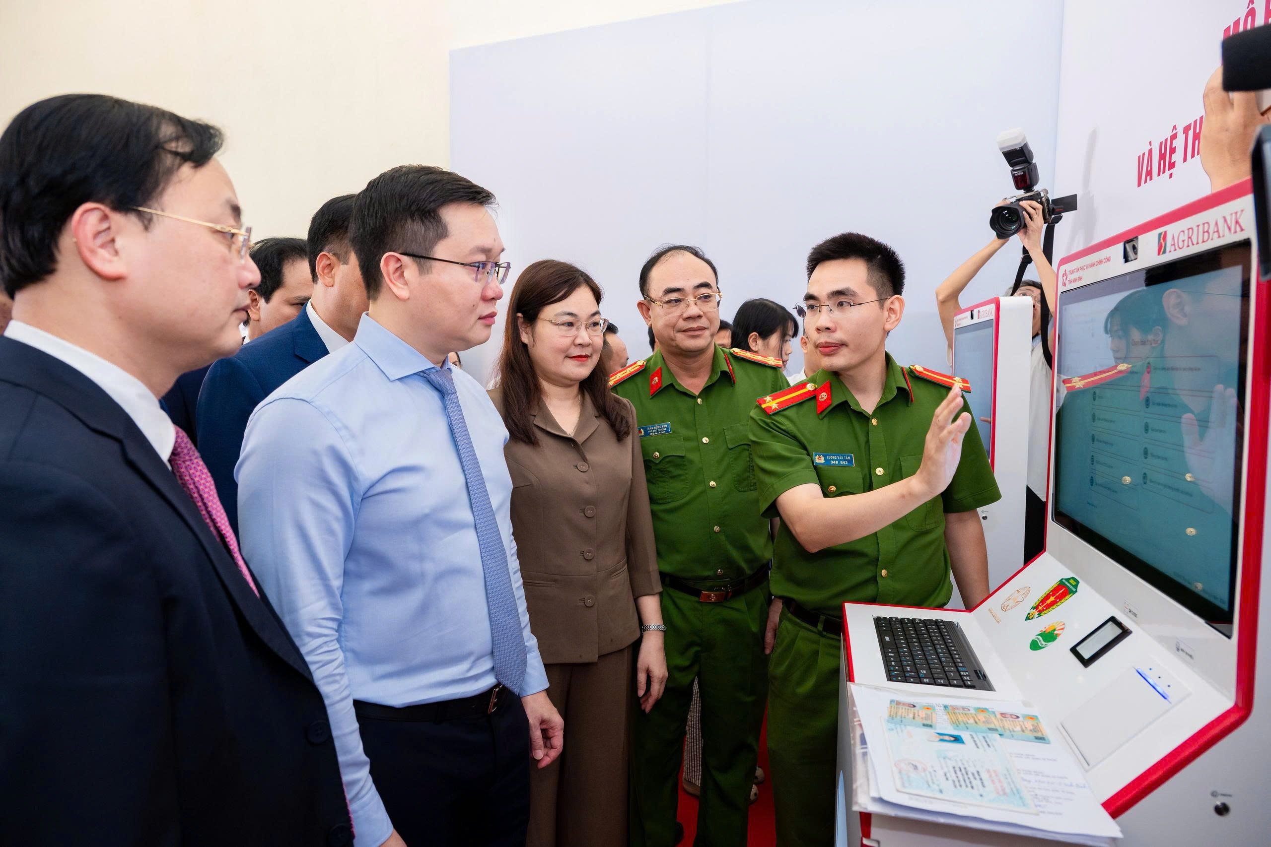 chuyển đổi số không còn là khẩu hiệu, mà trở thành tiện ích cụ thể cho người dân. chuyển đổi số không còn là khẩu hiệu, mà trở thành tiện ích cụ thể cho người dân.