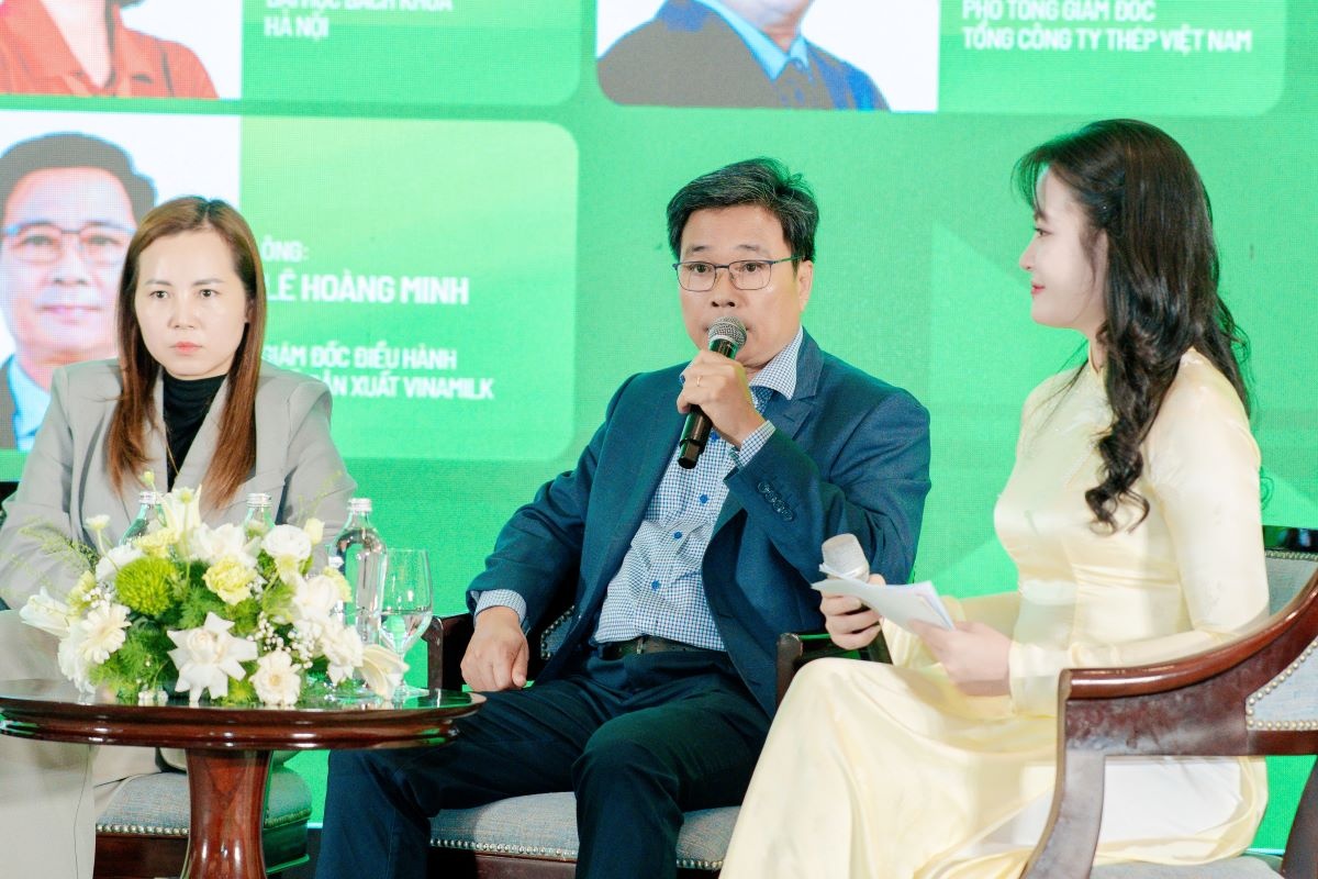 Ông Lê Hoàng Minh - Giám đốc điều hành Sản xuất kiêm Trưởng dự án Net Zero của Vinamilk - chia sẻ tại Diễn đàn quốc gia về Môi trường và Khí hậu 2026 (Ảnh: VN). Ông Lê Hoàng Minh - Giám đốc điều hành Sản xuất kiêm Trưởng dự án Net Zero của Vinamilk - chia sẻ tại Diễn đàn quốc gia về Môi trường và Khí hậu 2026 (Ảnh: VN).