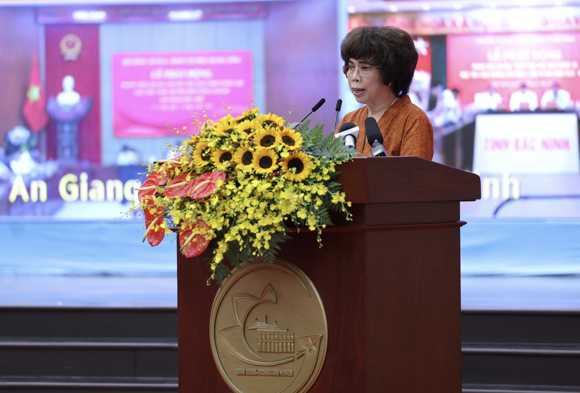 Anh hùng lao động Thái Hương, nhà sáng lập, Chủ tịch Hội đồng chiến lược Tập đoàn TH (đại diện các doanh nghiệp tư nhân) phát biểu hưởng ứng - Ảnh: VGP/Phương Nguyên Anh hùng lao động Thái Hương, nhà sáng lập, Chủ tịch Hội đồng chiến lược Tập đoàn TH (đại diện các doanh nghiệp tư nhân) phát biểu hưởng ứng - Ảnh: VGP/Phương Nguyên