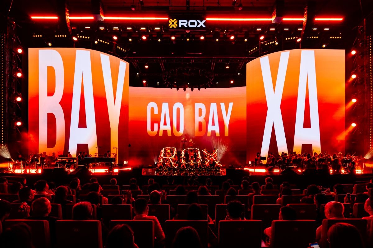 Sân khấu mở màn hoành tráng của ROX30 Concert với ngôn ngữ ánh sáng, âm nhạc và chuyển động được tính toán trong từng khoảnh khắc Sân khấu mở màn hoành tráng của ROX30 Concert với ngôn ngữ ánh sáng, âm nhạc và chuyển động được tính toán trong từng khoảnh khắc