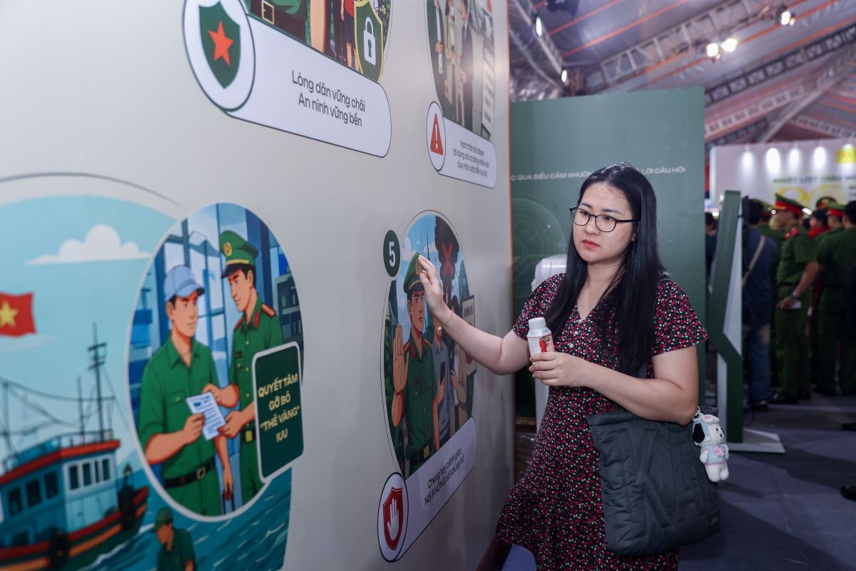 “Đây là lần đầu tiên mình tham dự một triển lãm về an ninh, thật sự rất ngạc nhiên về mức độ hoành tráng của sự kiện. Mình có thử trải nghiệm một số công nghệ tương tác ở đây và cảm nhận là vấn đề an ninh tại Việt Nam được quản lý rất chặt chẽ luôn”, bạn Mai Quỳnh Lan – một khách tham quan triển lãm chia sẻ. “Đây là lần đầu tiên mình tham dự một triển lãm về an ninh, thật sự rất ngạc nhiên về mức độ hoành tráng của sự kiện. Mình có thử trải nghiệm một số công nghệ tương tác ở đây và cảm nhận là vấn đề an ninh tại Việt Nam được quản lý rất chặt chẽ luôn”, bạn Mai Quỳnh Lan – một khách tham quan triển lãm chia sẻ.