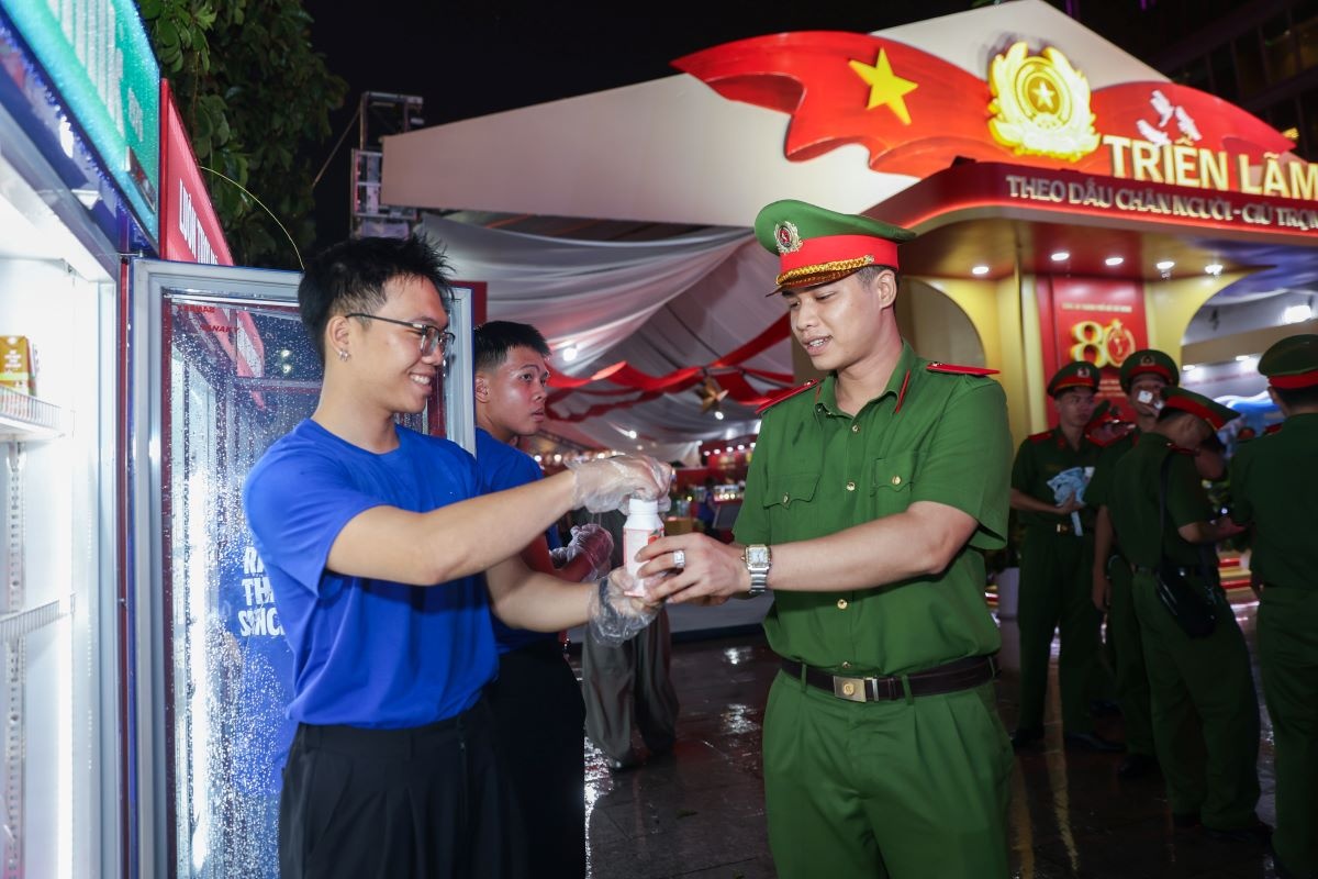Giữa không khí nhộn nhịp của sự kiện, người tham dự bất ngờ bắt gặp những trạm Vinamilk - điểm “sạc năng lượng” với hàng chục nghìn sản phẩm sữa chua uống Vinamilk Green Farm, sữa chua uống tiệt trùng Susu, sữa tươi tiệt trùng Vinamilk và nước suối Vinamilk được trao tặng mỗi đêm. Giữa không khí nhộn nhịp của sự kiện, người tham dự bất ngờ bắt gặp những trạm Vinamilk - điểm “sạc năng lượng” với hàng chục nghìn sản phẩm sữa chua uống Vinamilk Green Farm, sữa chua uống tiệt trùng Susu, sữa tươi tiệt trùng Vinamilk và nước suối Vinamilk được trao tặng mỗi đêm.