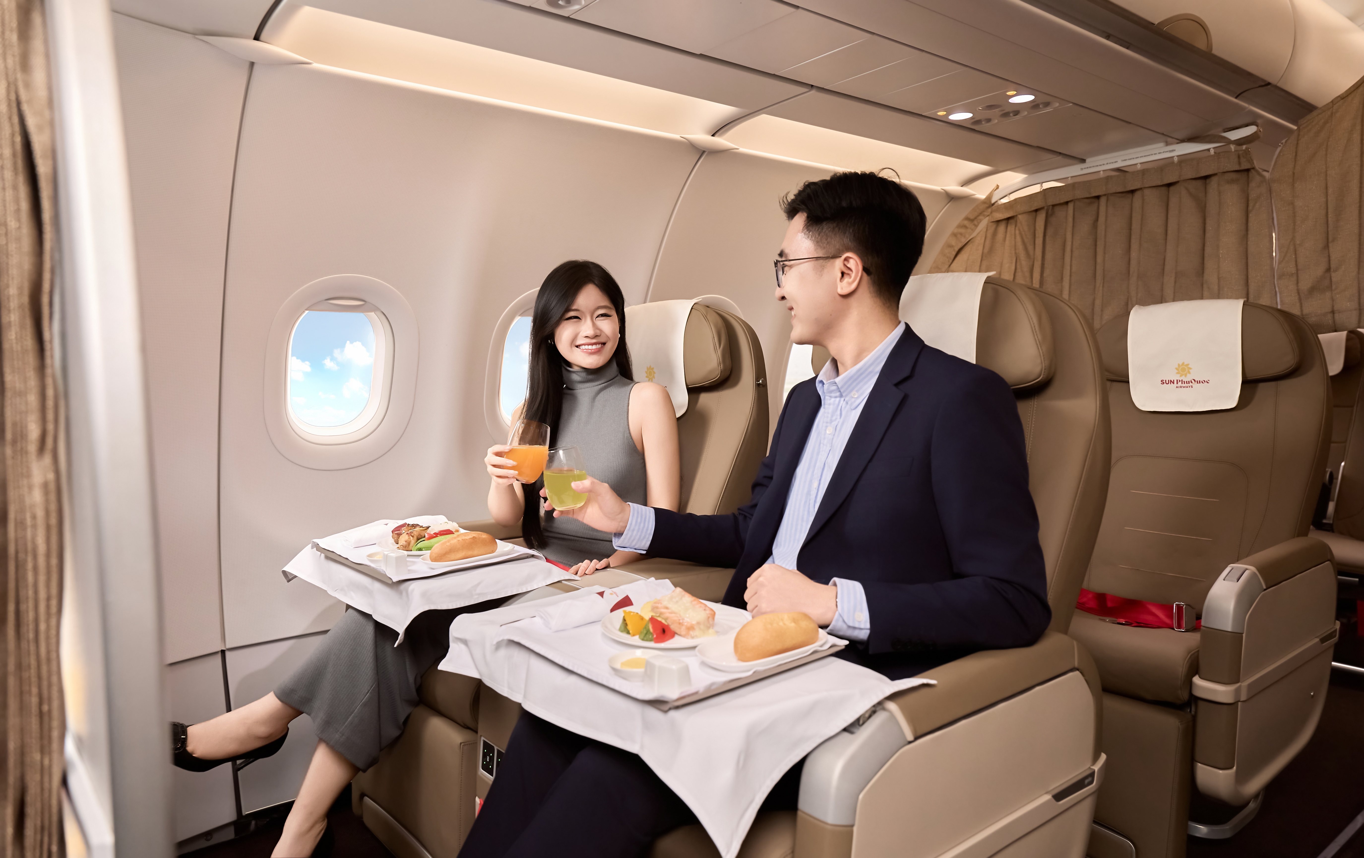 Sở hữu thẻ đồng thương hiệu NCB Visa Sun Signature, khách hàng được hưởng toàn bộ giá trị trọn vẹn nhất từ cả hai thương hiệu Sở hữu thẻ đồng thương hiệu NCB Visa Sun Signature, khách hàng được hưởng toàn bộ giá trị trọn vẹn nhất từ cả hai thương hiệu