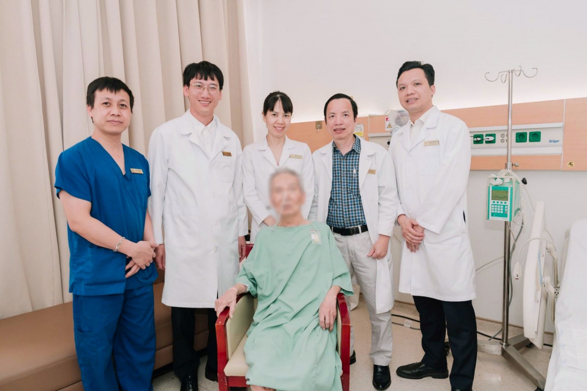 Đội ngũ bác sĩ và điều dưỡng tại Vinmec Times City hội tụ cùng cụ T. trước ngày xuất viện. Đội ngũ bác sĩ và điều dưỡng tại Vinmec Times City hội tụ cùng cụ T. trước ngày xuất viện.
