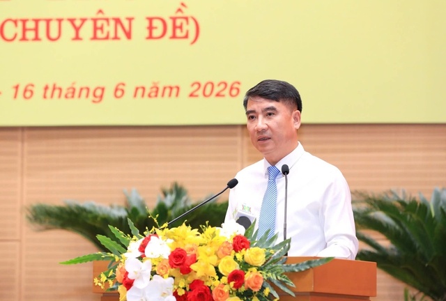 Phó Chủ tịch UBND TP Hà Nội Nguyễn Xuân Lưu báo cáo tại phiên họp. Phó Chủ tịch UBND TP Hà Nội Nguyễn Xuân Lưu báo cáo tại phiên họp.