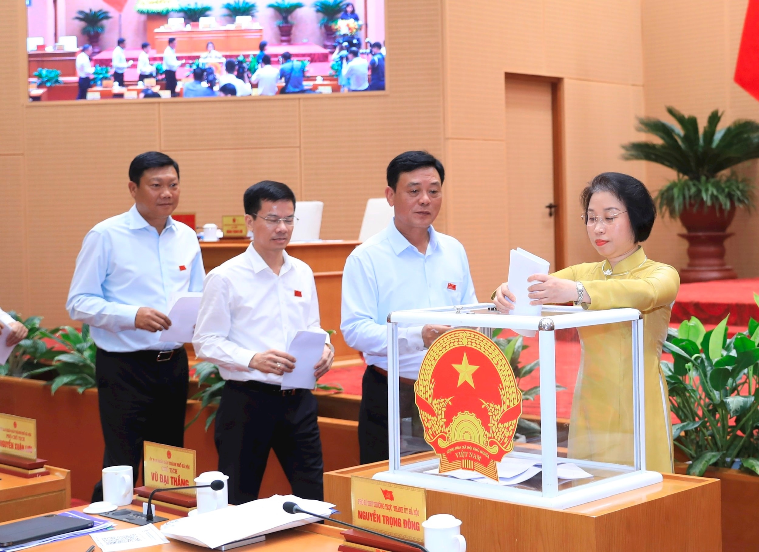 Các đại biểu HĐND thành phố Hà Nội bỏ phiếu thông qua Nghị quyết. Ảnh: Thành Thái