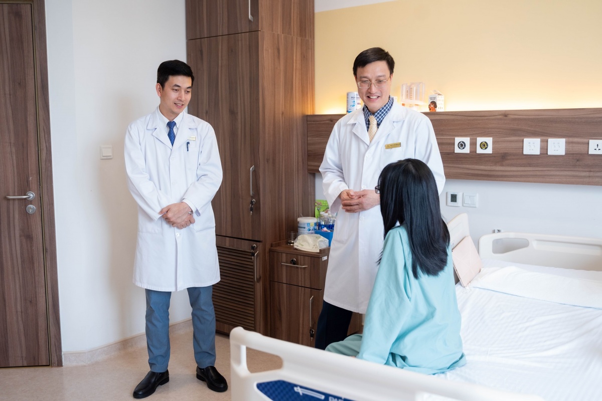 Cô bé vui vẻ chia sẻ với bác sĩ về sự thay đổi của mình. Cô bé vui vẻ chia sẻ với bác sĩ về sự thay đổi của mình.