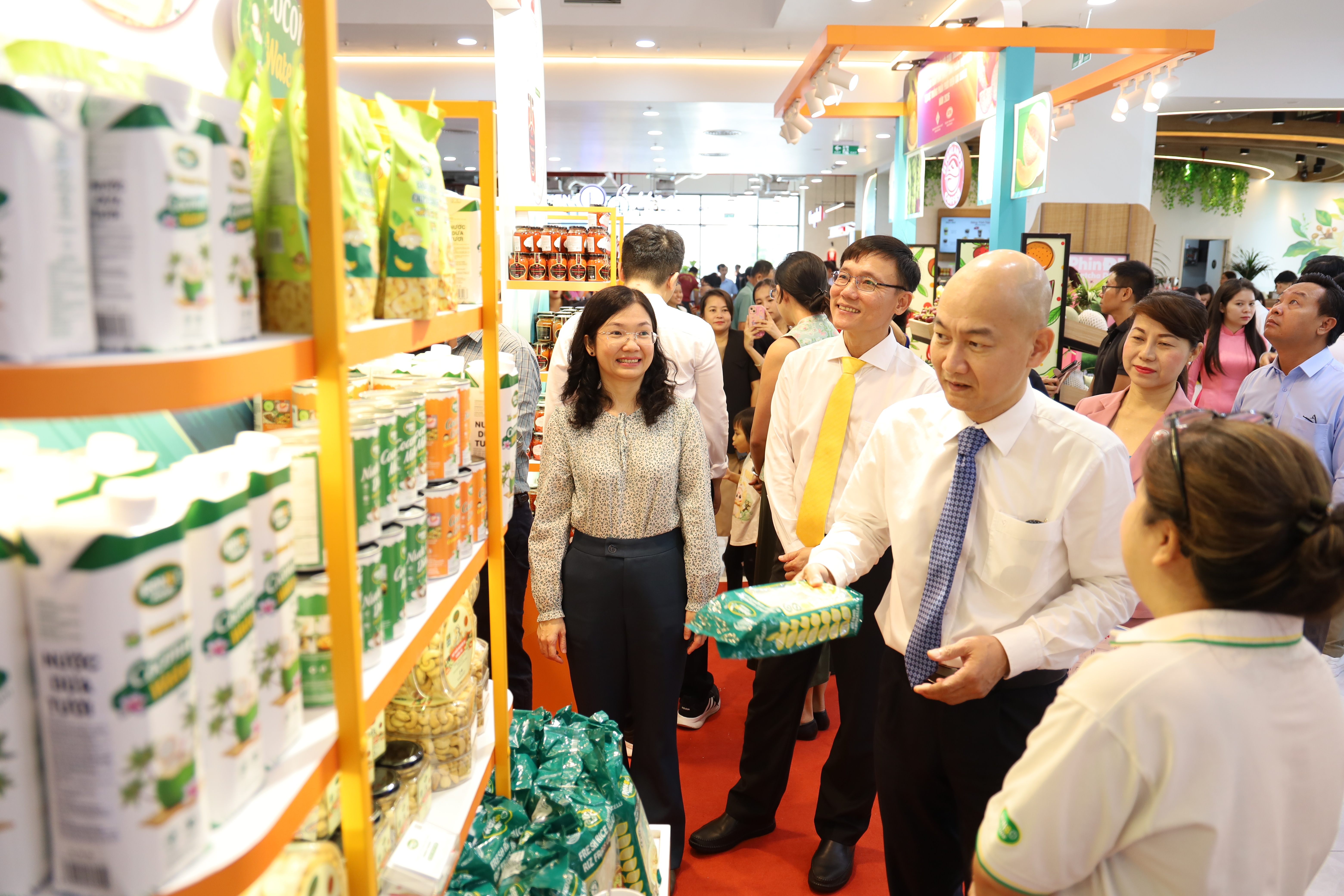 Tuần lễ kết nối giao thương và giới thiệu sản phẩm Việt tại hệ thống phân phối hiện đại Satra Tuần lễ kết nối giao thương và giới thiệu sản phẩm Việt tại hệ thống phân phối hiện đại Satra