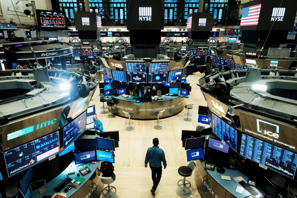 Nhóm cổ phiếu công nghệ và bán dẫn bùng nổ giúp Nasdaq tăng gần 2%, dẫn dắt đà phục hồi mạnh mẽ của Phố Wall trong phiên giao dịch ngày 18/6 Nhóm cổ phiếu công nghệ và bán dẫn bùng nổ giúp Nasdaq tăng gần 2%, dẫn dắt đà phục hồi mạnh mẽ của Phố Wall trong phiên giao dịch ngày 18/6