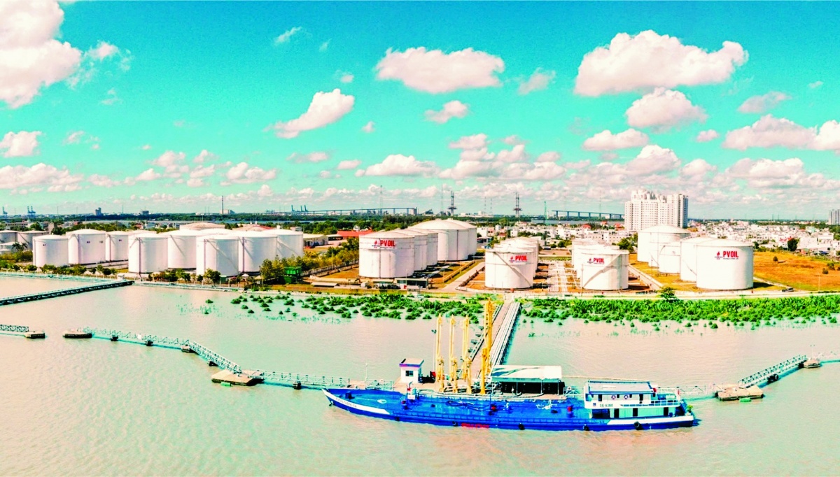 PVOIL đã chủ động đầu tư, hoàn thành nâng cấp sức chứa ethanol tại các kho đầu nguồn để đảm nhận vai trò đầu mối nhập khẩu và là trung tâm phân phối ethanol cho các cơ sở pha chế khác ở khu vực lân cận PVOIL đã chủ động đầu tư, hoàn thành nâng cấp sức chứa ethanol tại các kho đầu nguồn để đảm nhận vai trò đầu mối nhập khẩu và là trung tâm phân phối ethanol cho các cơ sở pha chế khác ở khu vực lân cận