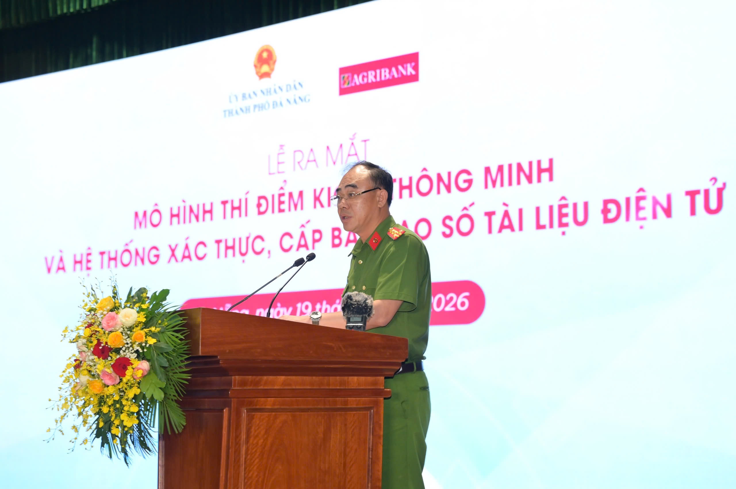 Đại tá Trần Hồng Phú, Phó Cục Trưởng Cục Cảnh sát Quản lý hành chính về trật tự xã hội phát biểu tại buổi lễ Đại tá Trần Hồng Phú, Phó Cục Trưởng Cục Cảnh sát Quản lý hành chính về trật tự xã hội phát biểu tại buổi lễ