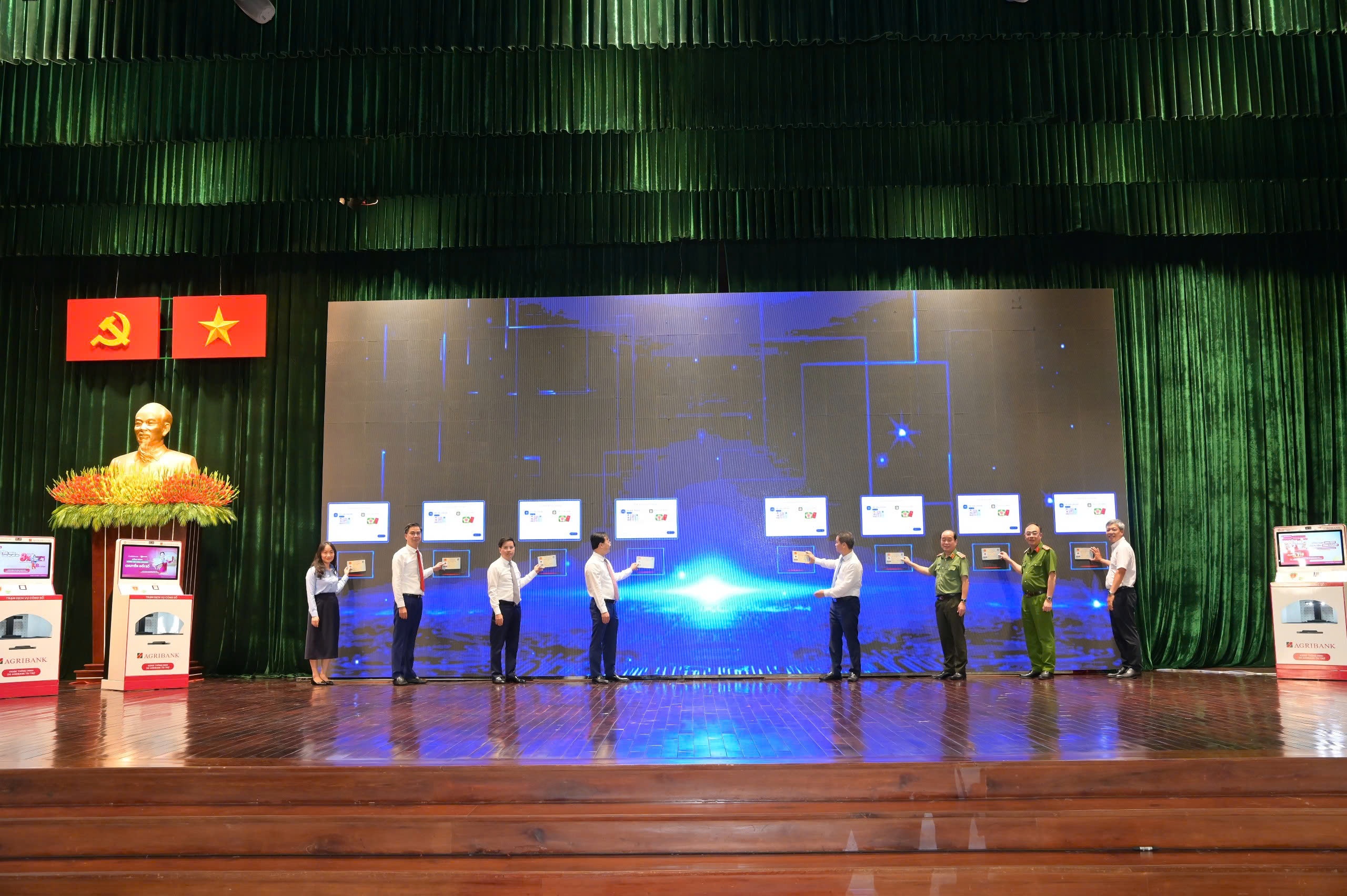 Các đại biểu thực hiện nghi thức khai trương mô hình Kiosk thông minh Các đại biểu thực hiện nghi thức khai trương mô hình Kiosk thông minh