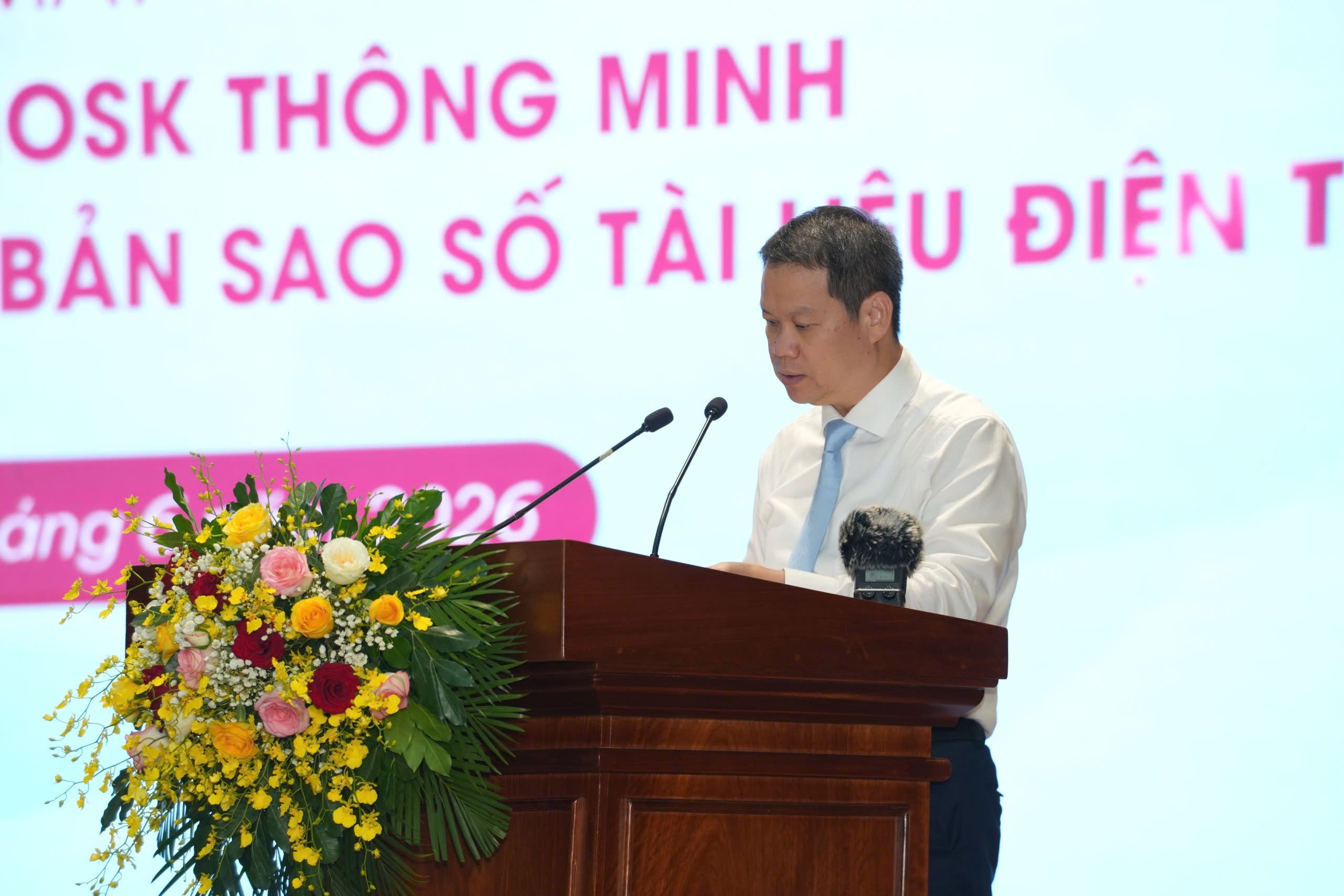 Đồng chí Nguyễn Mạnh Hùng, Phó Bí thư Thành ủy, Chủ tịch UBND thành phố Đà Nẵng, đề nghị các cơ quan, đơn vị, địa phương phối hợp chặt chẽ để mô hình Kiosk thông minh phát huy hiệu quả và có cơ sở nhân rộng Đồng chí Nguyễn Mạnh Hùng, Phó Bí thư Thành ủy, Chủ tịch UBND thành phố Đà Nẵng, đề nghị các cơ quan, đơn vị, địa phương phối hợp chặt chẽ để mô hình Kiosk thông minh phát huy hiệu quả và có cơ sở nhân rộng