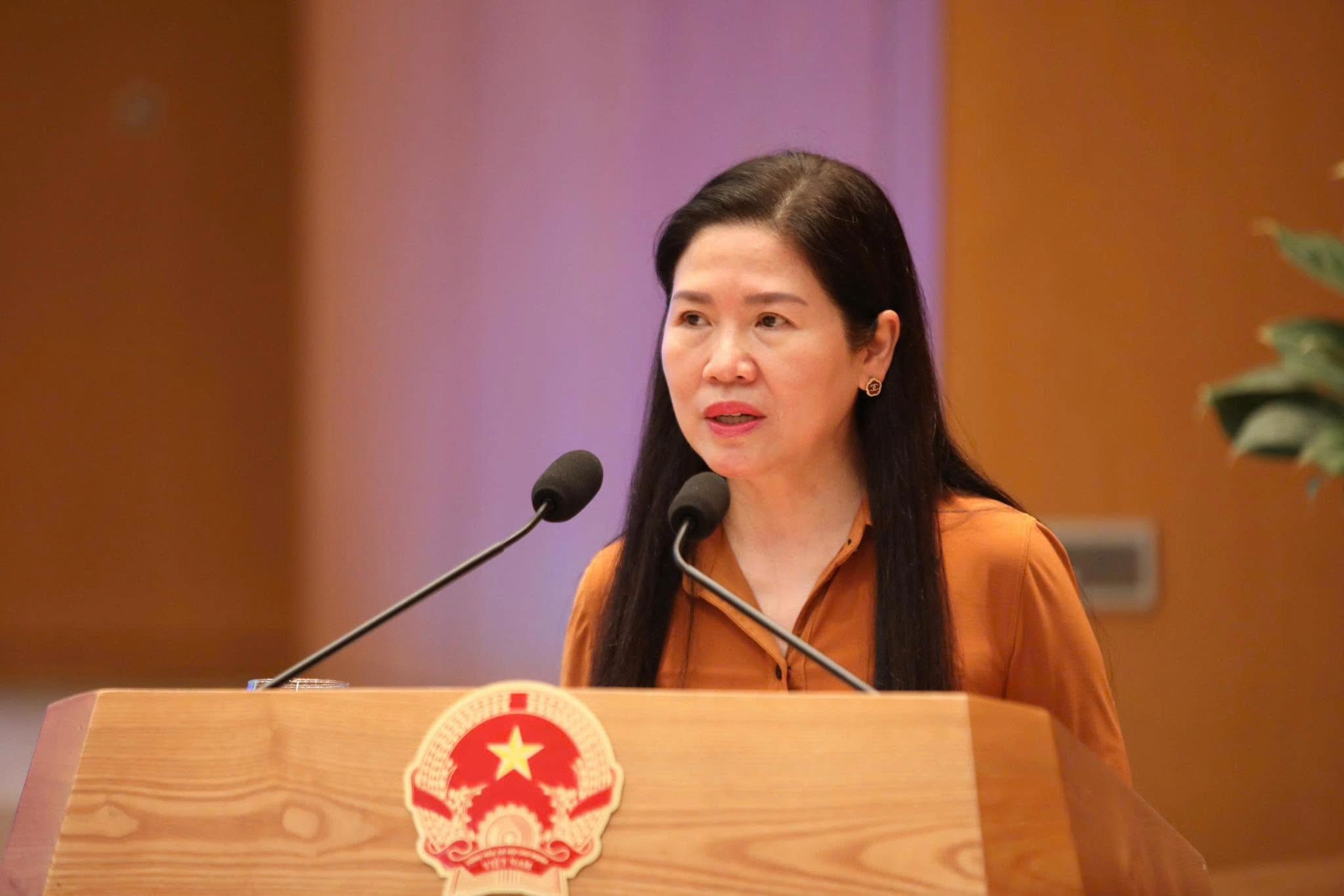 Bà Mai Thị Thu Vân - Phó Chủ nhiệm Văn phòng Chính phủ phát biểu khai mạc chương trình, nhấn mạnh vai trò của AI trong nâng cao hiệu quả công tác tham mưu và xử lý công việc. Bà Mai Thị Thu Vân - Phó Chủ nhiệm Văn phòng Chính phủ phát biểu khai mạc chương trình, nhấn mạnh vai trò của AI trong nâng cao hiệu quả công tác tham mưu và xử lý công việc.