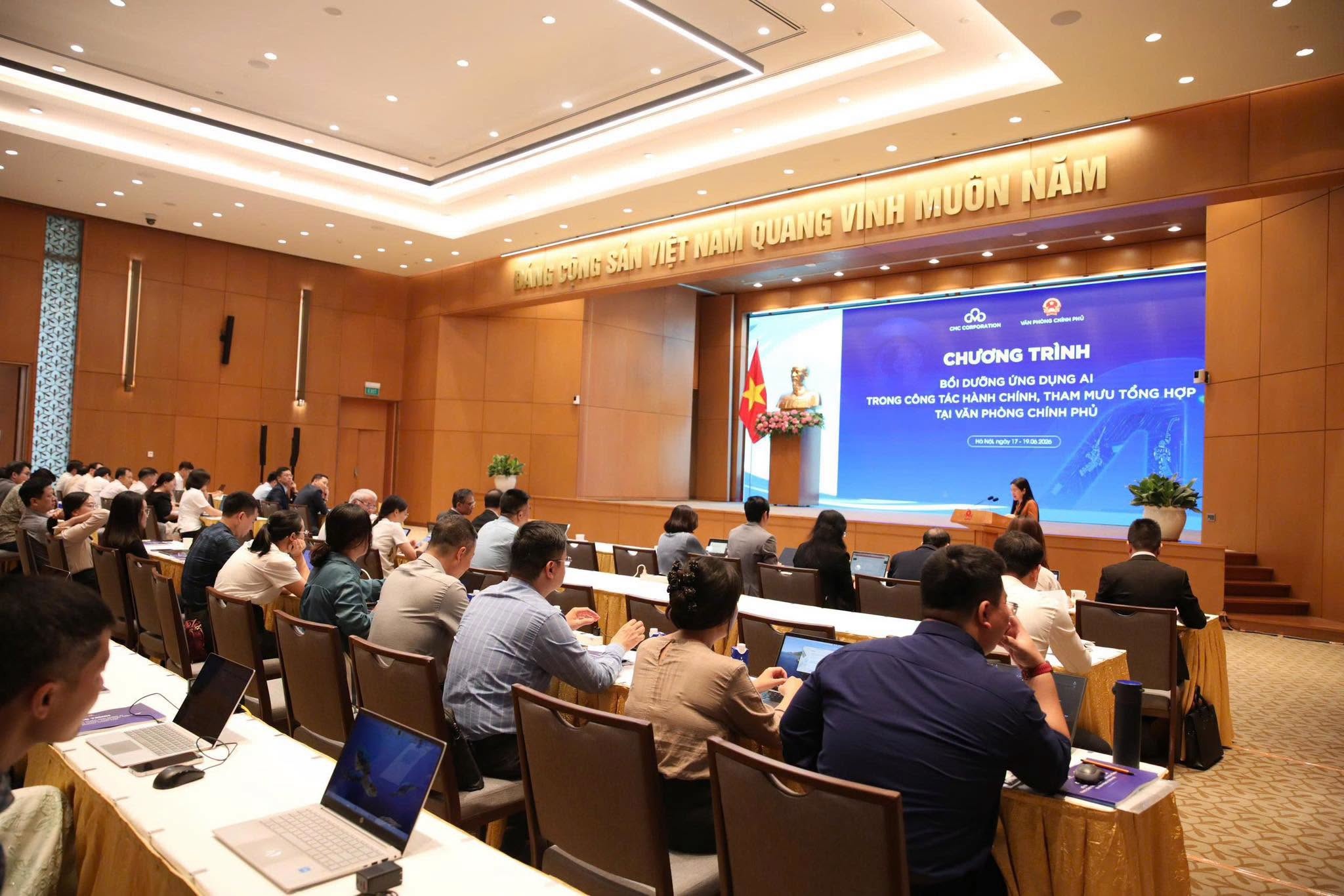 Các học viên VPCP thực hành ứng dụng AI vào các tình huống nghiệp vụ thực tế theo phương châm “Học để ứng dụng ngay”, với 70% thời lượng dành cho thực hành trên các nền tảng AI nổi bật là C-AI Legal, C-BizAgent các sản phẩm AI do CMC nghiên cứu và làm chủ. Các học viên VPCP thực hành ứng dụng AI vào các tình huống nghiệp vụ thực tế theo phương châm “Học để ứng dụng ngay”, với 70% thời lượng dành cho thực hành trên các nền tảng AI nổi bật là C-AI Legal, C-BizAgent các sản phẩm AI do CMC nghiên cứu và làm chủ.