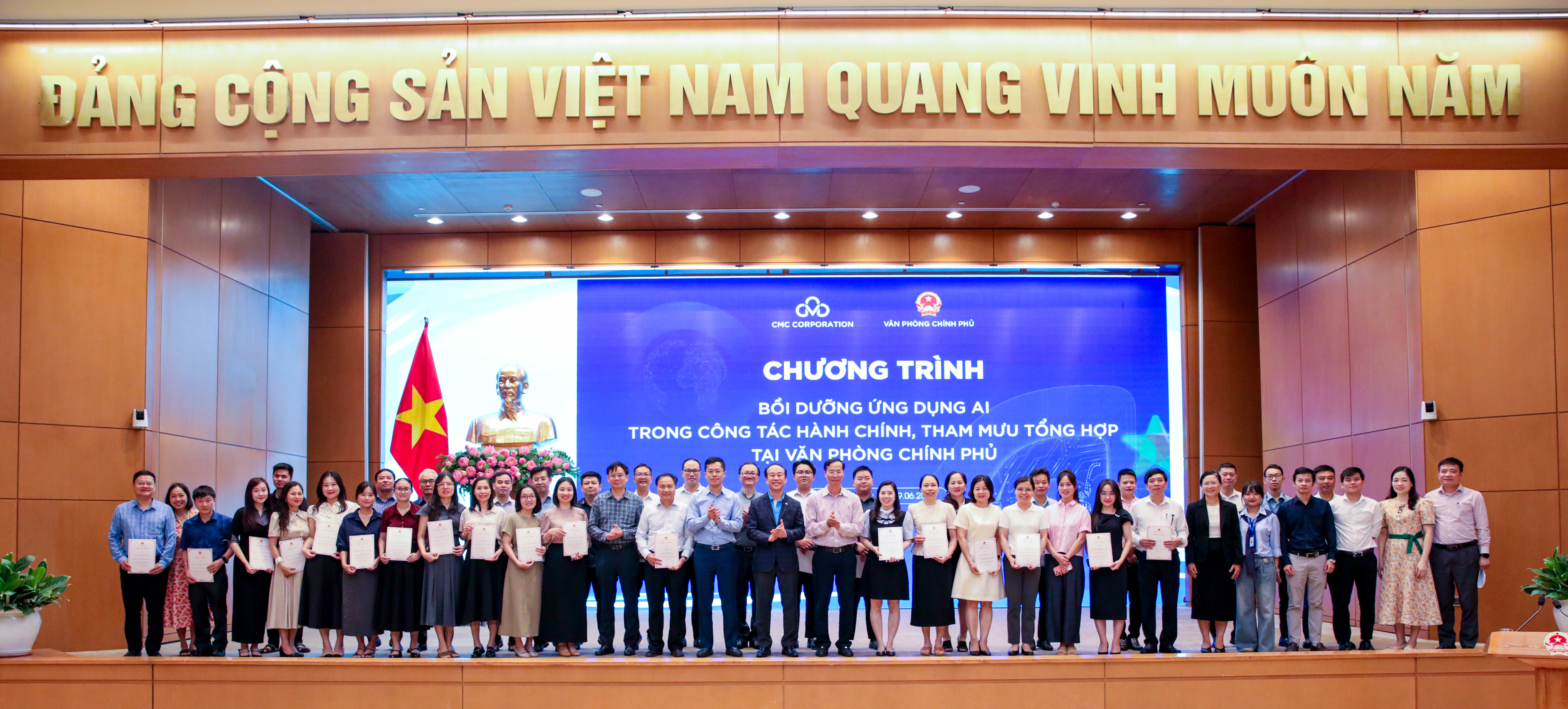 Ông Đỗ Ngọc Huỳnh, Phó Chủ nhiệm VPCP cùng các giảng viên đến từ Tập đoàn Công nghệ CMC và các học viên VPCP chụp ảnh lưu niệm tại lễ bế mạc chương trình. Ông Đỗ Ngọc Huỳnh, Phó Chủ nhiệm VPCP cùng các giảng viên đến từ Tập đoàn Công nghệ CMC và các học viên VPCP chụp ảnh lưu niệm tại lễ bế mạc chương trình.
