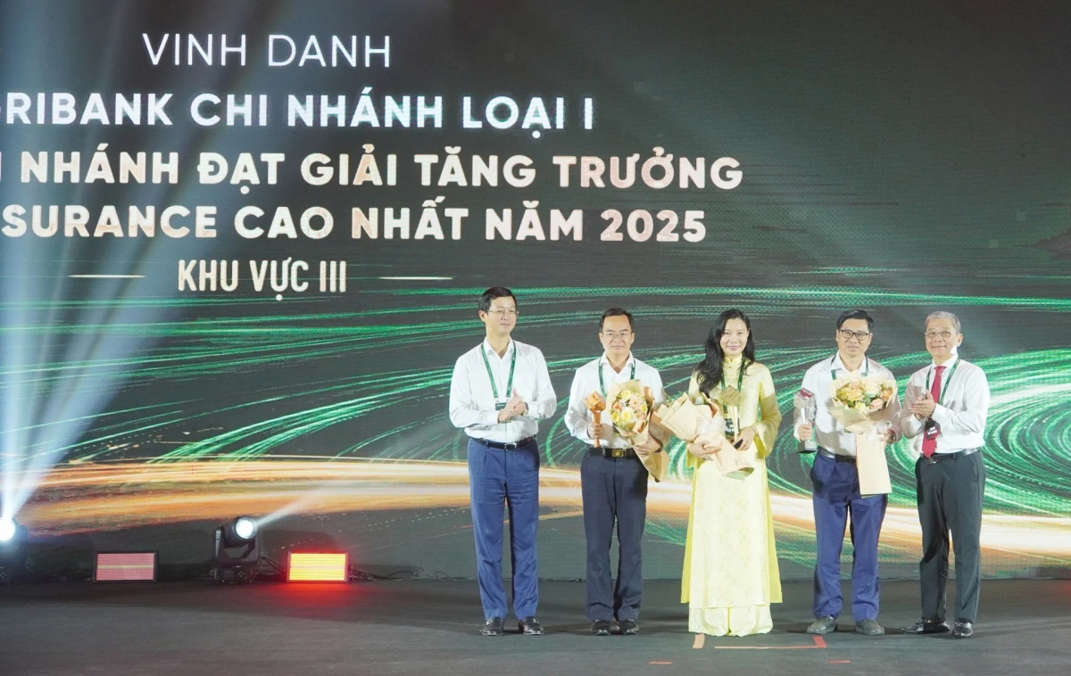 Ông Đỗ Đức Thành, Phó TGĐ Agribank và ông Nguyễn Tiến Hải - Bí thư Đảng ủy, Chủ tịch Hội đồng Quản trị Bảo hiểm Agribank trao TOP 3 Agribank Chi nhánh loại 1 đạt giải Tăng trưởng Bancassurance Năm 2025 cao nhất Khu vực 3. Ông Đỗ Đức Thành, Phó TGĐ Agribank và ông Nguyễn Tiến Hải - Bí thư Đảng ủy, Chủ tịch Hội đồng Quản trị Bảo hiểm Agribank trao TOP 3 Agribank Chi nhánh loại 1 đạt giải Tăng trưởng Bancassurance Năm 2025 cao nhất Khu vực 3.