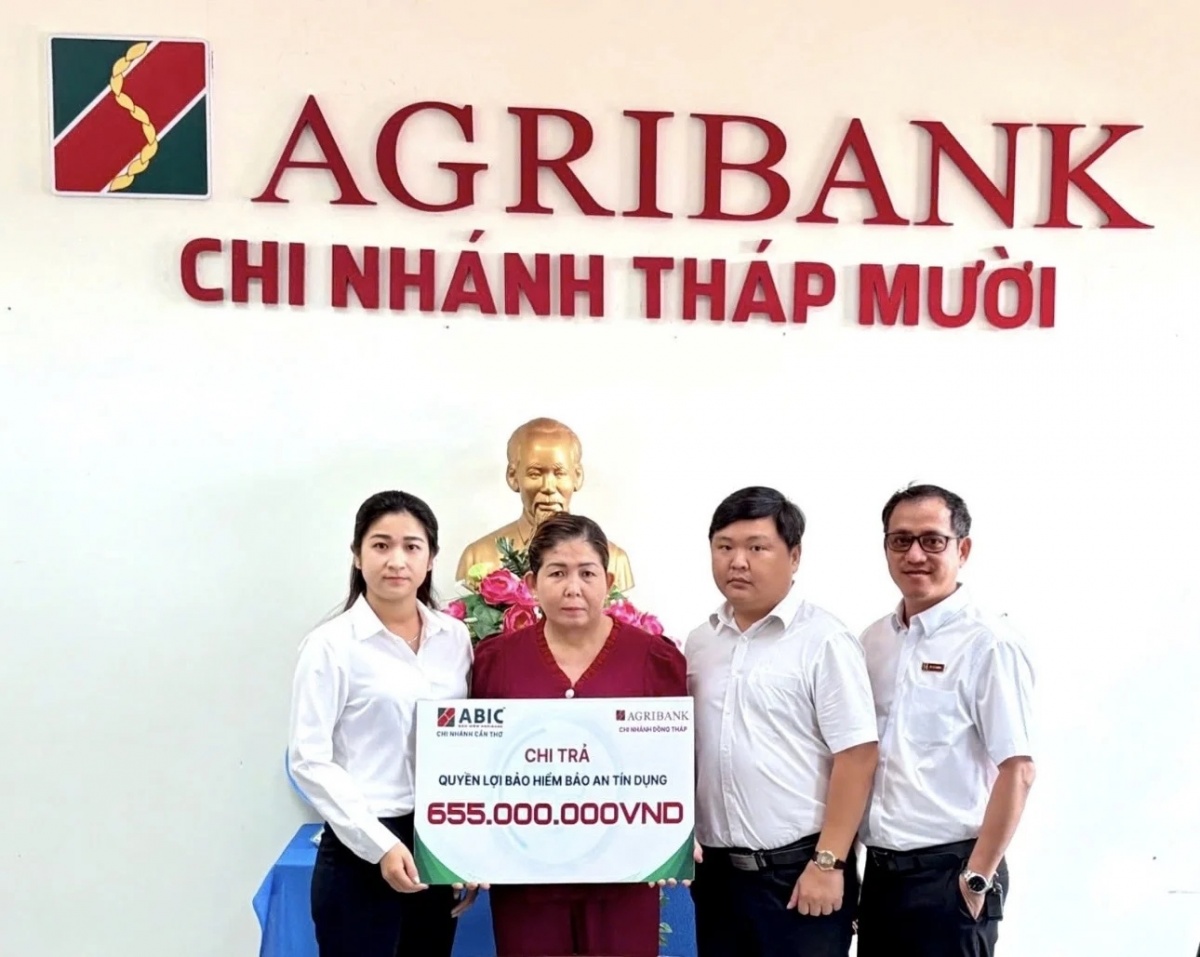 Năm 2025, với sự đồng lòng của gần 30.000 đại lý viên trên toàn quốc, tổng doanh thu phí bảo hiểm toàn hệ thống đạt mốc 1.869 tỷ đồng, tăng trưởng 12% so với năm trước. (Trong ảnh: ABIC Chi nhánh Cần Thơ phối hợp với Agribank Chi nhánh Đồng Tháp chi trả quyền lợi Bảo hiểm Bảo an tín dụng cho khách hàng tại Agribank Chi nhánh Tháp Mười). Năm 2025, với sự đồng lòng của gần 30.000 đại lý viên trên toàn quốc, tổng doanh thu phí bảo hiểm toàn hệ thống đạt mốc 1.869 tỷ đồng, tăng trưởng 12% so với năm trước. (Trong ảnh: ABIC Chi nhánh Cần Thơ phối hợp với Agribank Chi nhánh Đồng Tháp chi trả quyền lợi Bảo hiểm Bảo an tín dụng cho khách hàng tại Agribank Chi nhánh Tháp Mười).