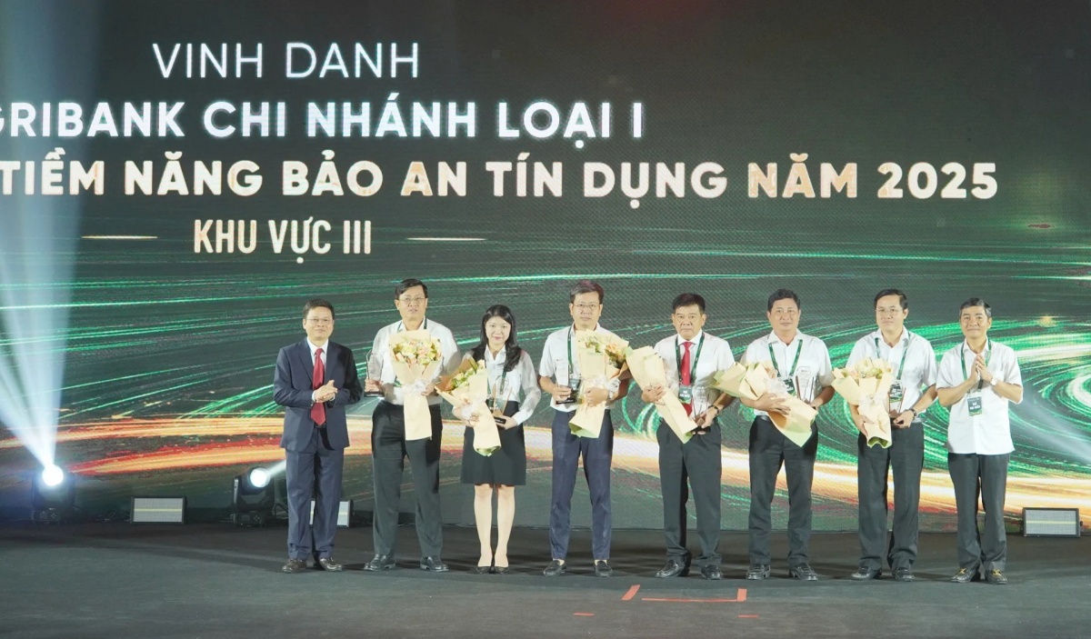 Ông Nguyễn Anh Tuấn - Phó Trưởng Văn phòng đại diện Agribank Khu vực Miền nam và ông Đỗ Minh Hoàng - Thành viên Hội đồng quản trị ABIC trao Giải Khai thác tiềm năng Bảo an tín dụng Năm 2025 dành cho Agribank Chi nhánh loại I. Ông Nguyễn Anh Tuấn - Phó Trưởng Văn phòng đại diện Agribank Khu vực Miền nam và ông Đỗ Minh Hoàng - Thành viên Hội đồng quản trị ABIC trao Giải Khai thác tiềm năng Bảo an tín dụng Năm 2025 dành cho Agribank Chi nhánh loại I.