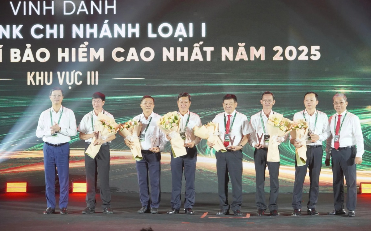 Ông Đỗ Đức Thành, Phó TGĐ Agribank và ông Nguyễn Tiến Hải - Bí thư Đảng ủy, Chủ tịch Hội đồng Quản trị Bảo hiểm Agribank vinh danh các đơn vị đạt Giải Doanh số phí bảo hiểm cao nhất Năm 2025 dành cho Agribank Chi nhánh loại I. Ông Đỗ Đức Thành, Phó TGĐ Agribank và ông Nguyễn Tiến Hải - Bí thư Đảng ủy, Chủ tịch Hội đồng Quản trị Bảo hiểm Agribank vinh danh các đơn vị đạt Giải Doanh số phí bảo hiểm cao nhất Năm 2025 dành cho Agribank Chi nhánh loại I.