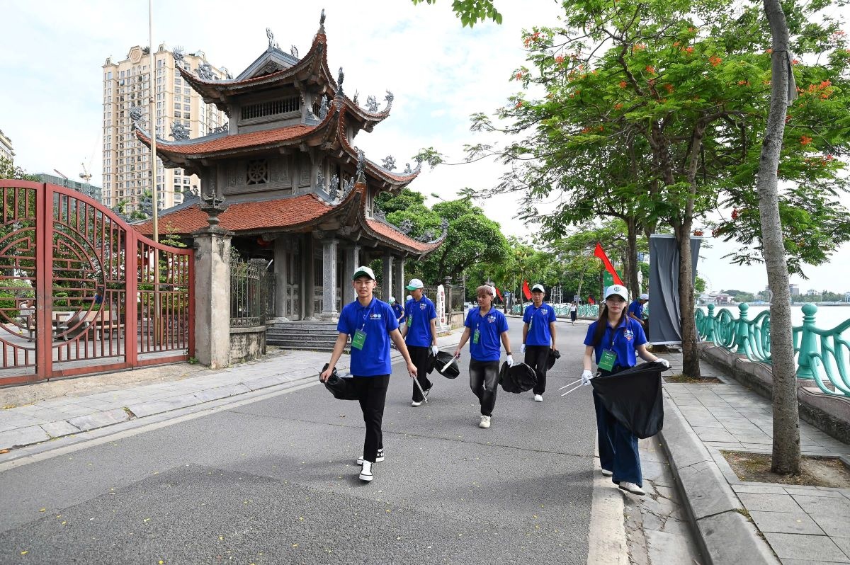 Các tình nguyện viên thu gom rác thải nhựa quanh khu vực Hồ Tây