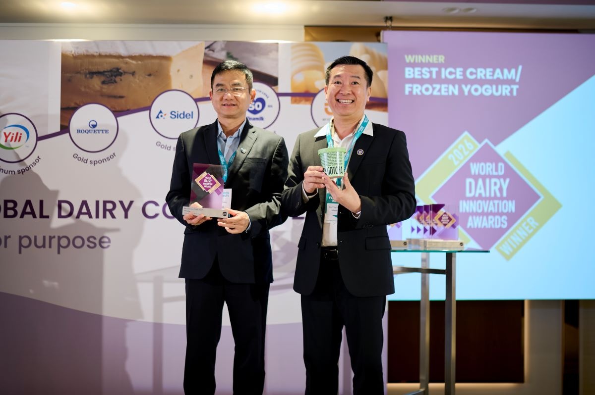 Ông Nguyễn Quang Trí – Giám đốc Điều hành Marketing Vinamilk cùng ông Đỗ Thanh Tuấn – Giám đốc Đối Ngoại Vinamilk nhận vinh danh tại Giải thưởng Đổi mới sáng tạo ngành Sữa toàn cầu 2026, Barcelona – Tây Ban Nha. Ảnh: Xavier Ông Nguyễn Quang Trí – Giám đốc Điều hành Marketing Vinamilk cùng ông Đỗ Thanh Tuấn – Giám đốc Đối Ngoại Vinamilk nhận vinh danh tại Giải thưởng Đổi mới sáng tạo ngành Sữa toàn cầu 2026, Barcelona – Tây Ban Nha. Ảnh: Xavier