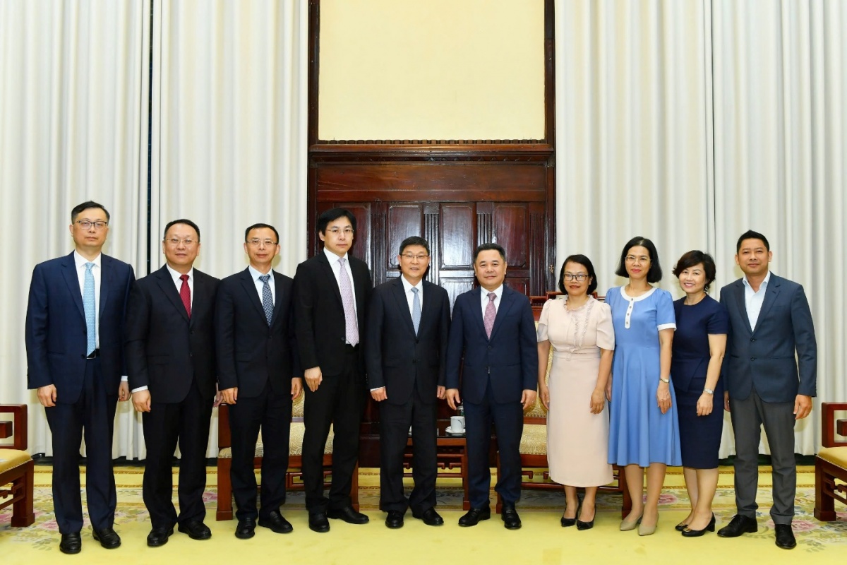 undefined Phó Thống đốc Nguyễn Ngọc cảnh cùng Đoàn công tác của Ngân hàng BoCom chụp ảnh lưu niệm
