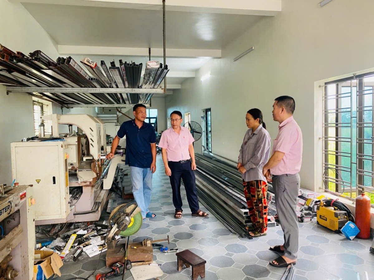 Nhờ nguồn vốn tín dụng chính sách, mô hình xưởng nhôm kính của anh Phạm Đăng Điền (Ninh Bình) hoạt động ổn định, tạo việc làm và mở hướng sinh kế bền vững cho gia đình và lao động địa phương