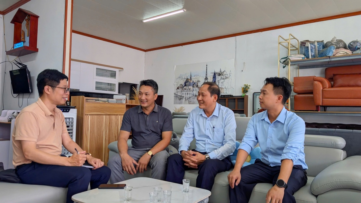 Anh Phạm Văn Trường mở rộng quy mô cửa hàng và xưởng sản xuất nhờ nguồn vốn vay của 