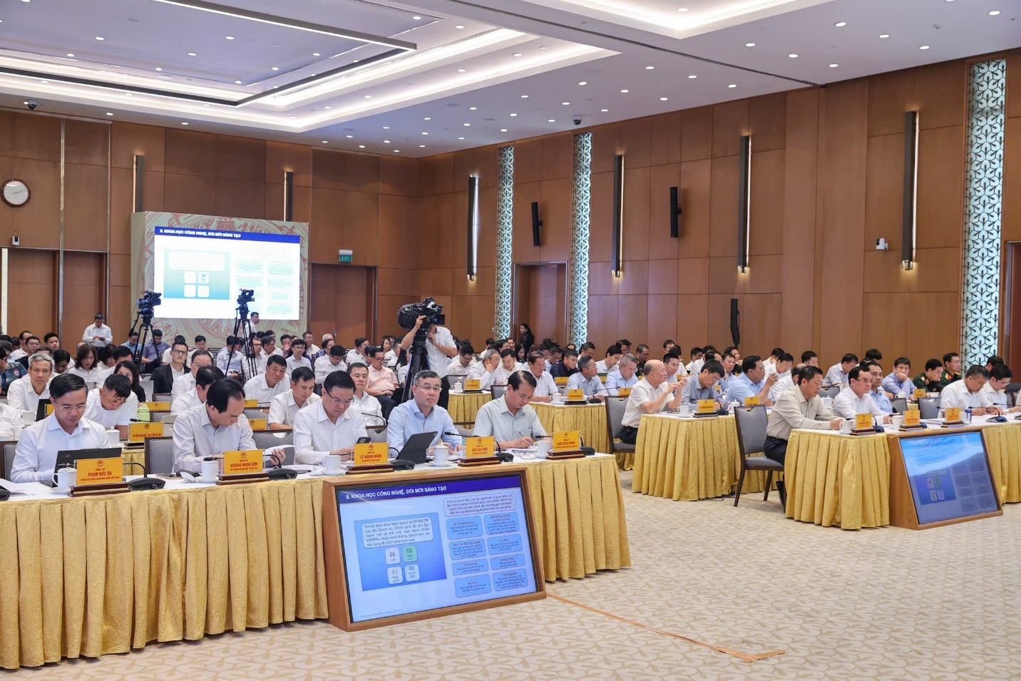 Toàn cảnh phiên họp chuyên đề của Ban Chỉ đạo Chính phủ về phát triển khoa học, công nghệ, đổi mới sáng tạo, chuyển đổi số và Đề án 06, chiều 23/6 tại Trụ sở Chính phủ.