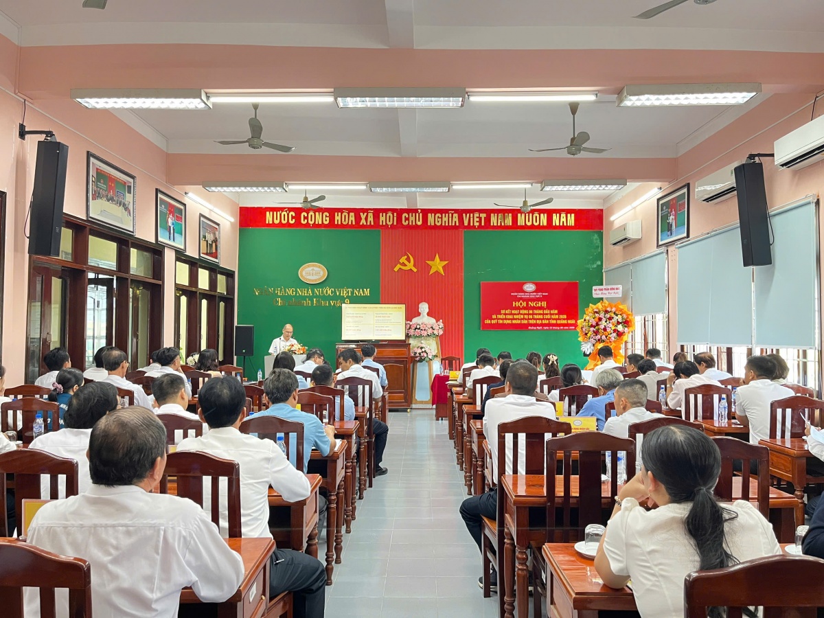 Đại diện Lãnh đạo phòng chuyên môn NHNN KV9 trao đổi báo cáo tại Hội nghị Đại diện Lãnh đạo phòng chuyên môn NHNN KV9 trao đổi báo cáo tại Hội nghị