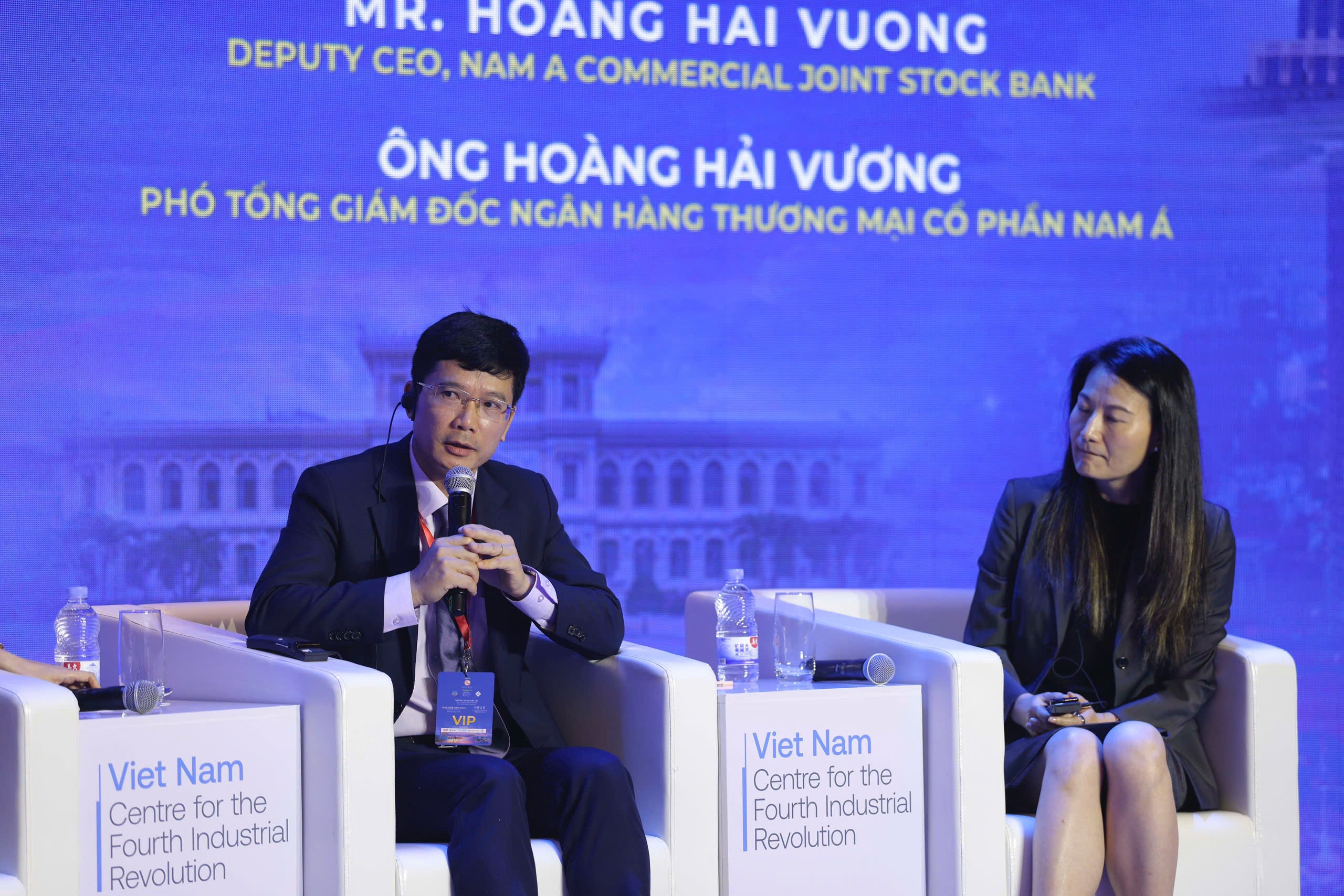 Các đại biểu tham dự chuỗi sự kiện “Những ngày Hợp tác – Collaboration Days” trải nghiệm văn hóa Việt Nam qua không gian Trà của thương hiệu Đôi Dép thực hiện Các đại biểu tham dự chuỗi sự kiện “Những ngày Hợp tác – Collaboration Days” trải nghiệm văn hóa Việt Nam qua không gian Trà của thương hiệu Đôi Dép thực hiện