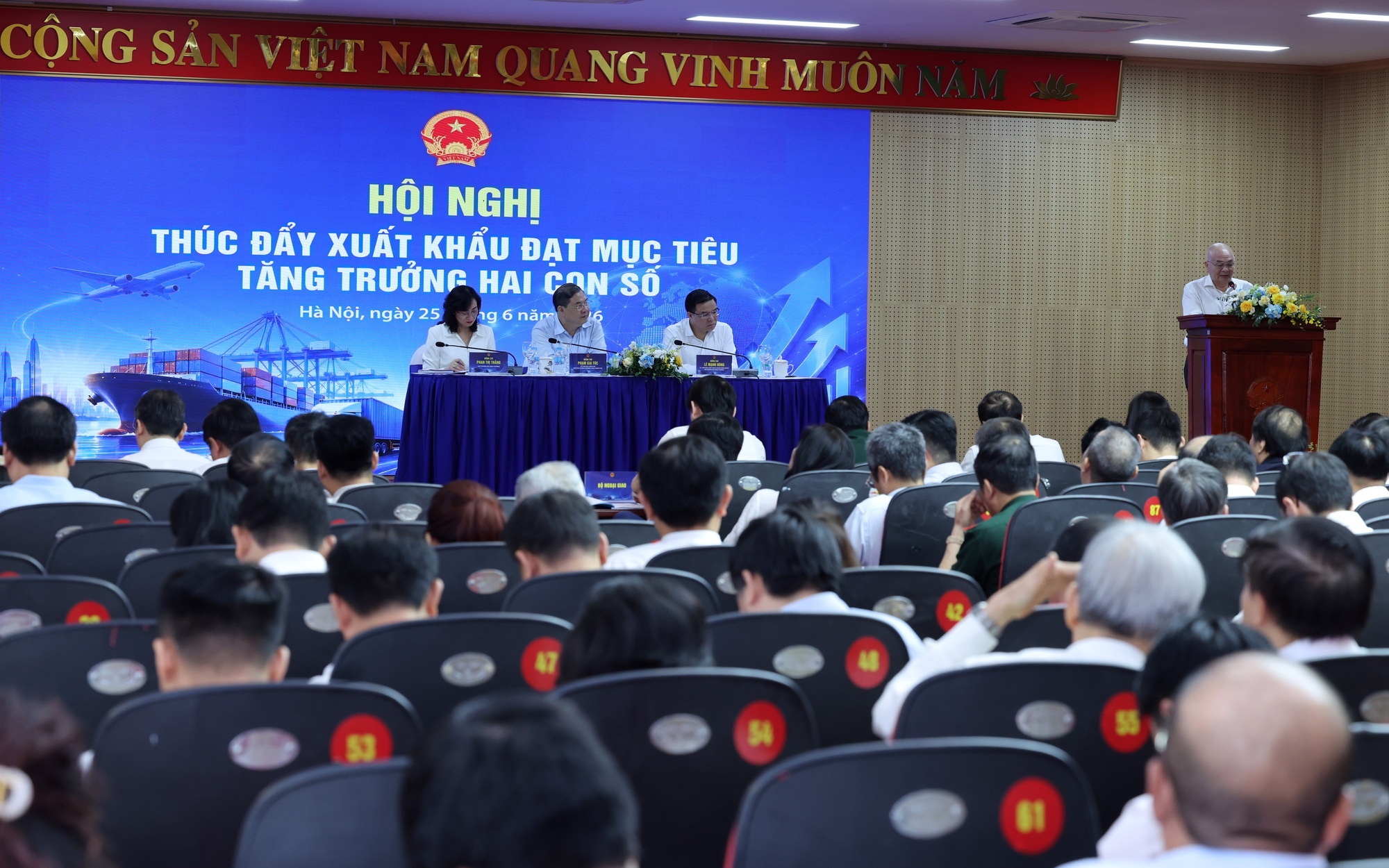 Phó Thủ tướng và các đại biểu lắng nghe các ý kiến, báo cáo tại hội nghị - Ảnh: VGP/Phương Nguyên Phó Thủ tướng và các đại biểu lắng nghe các ý kiến, báo cáo tại hội nghị - Ảnh: VGP/Phương Nguyên