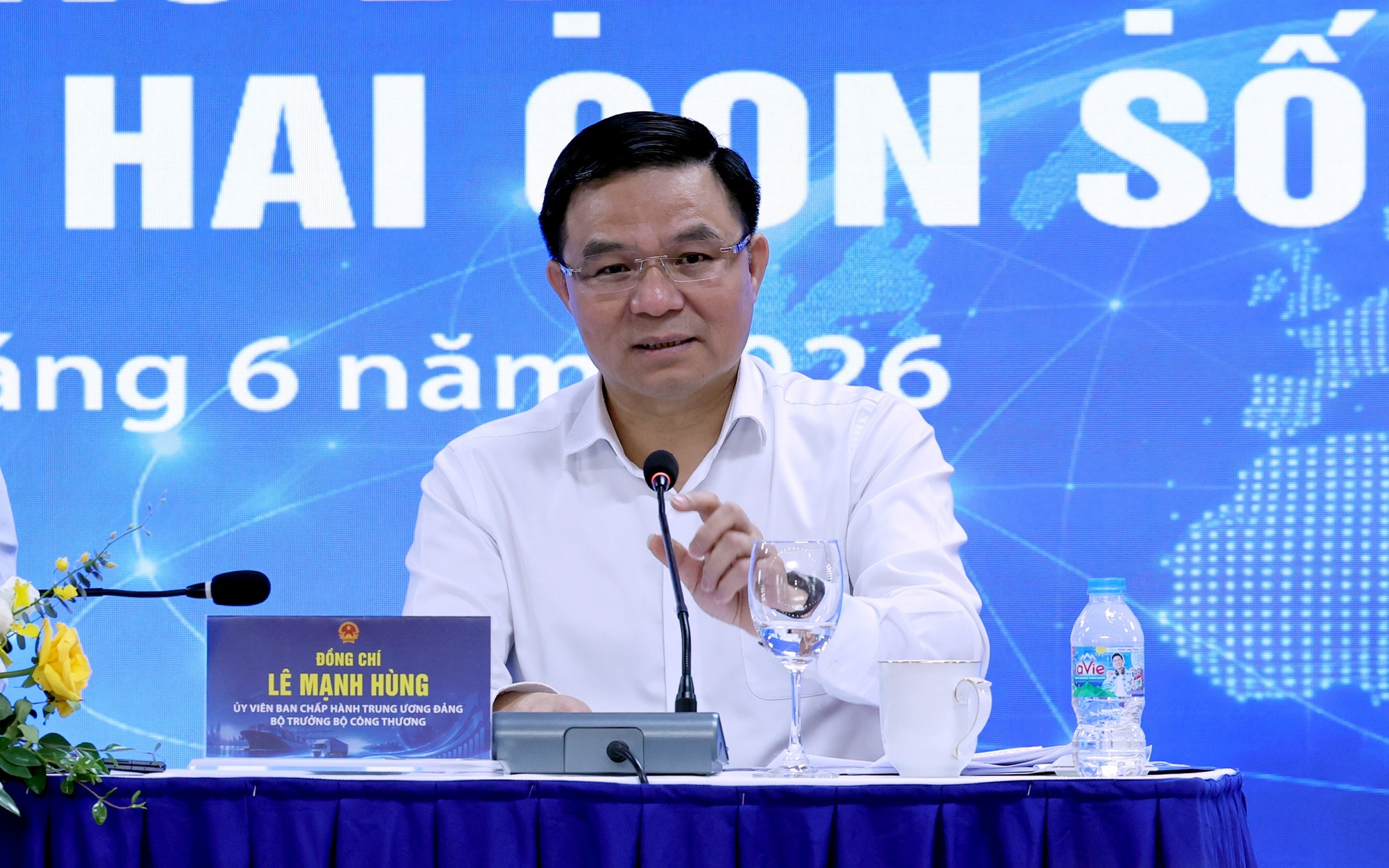 Bộ trưởng Bộ Công Thương Lê Mạnh Hùng trao đổi tại hội nghị - Ảnh: VGP/Phương Nguyên Bộ trưởng Bộ Công Thương Lê Mạnh Hùng trao đổi tại hội nghị - Ảnh: VGP/Phương Nguyên