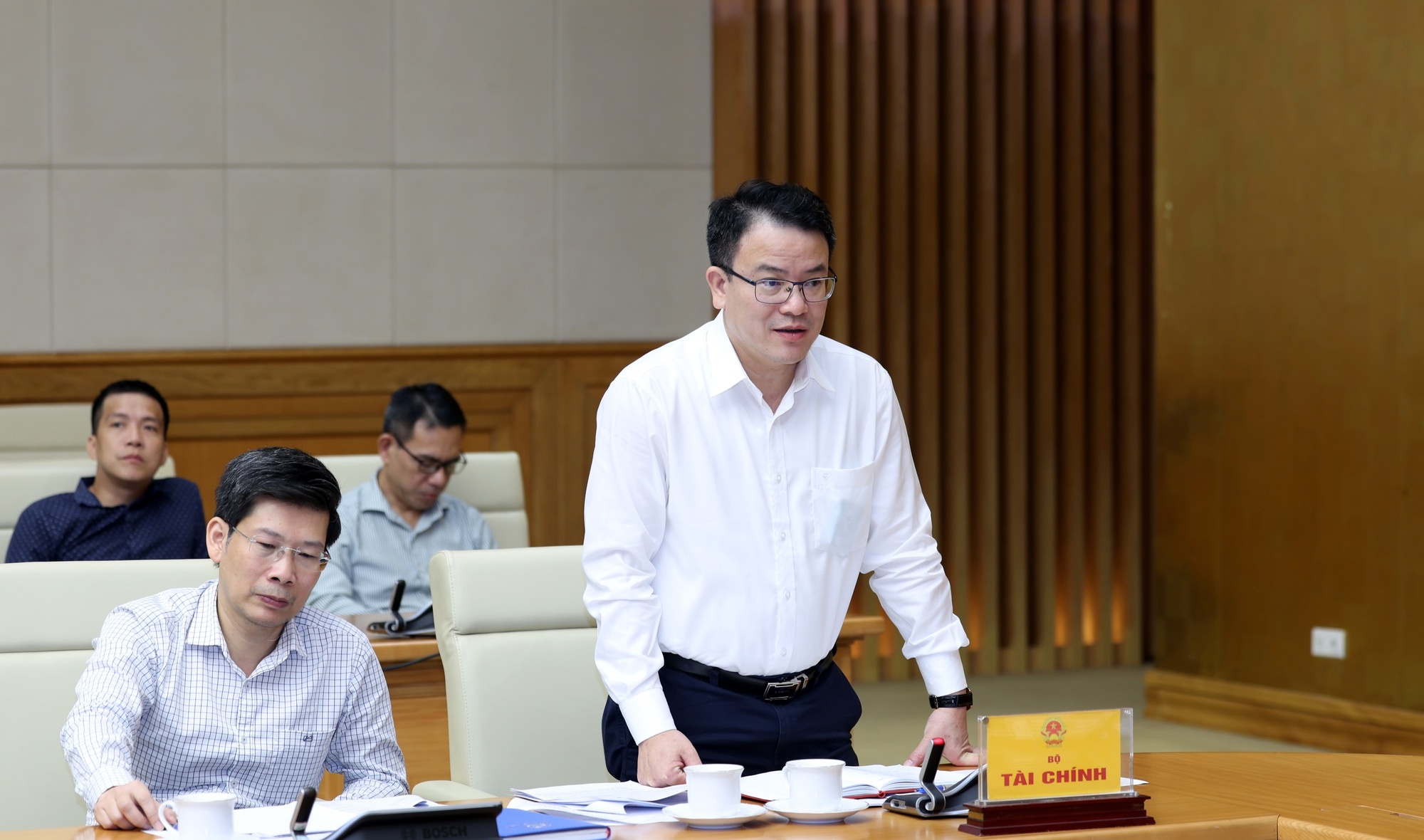 Thứ trưởng Bộ Tài chính Trần Quốc Phương phát biểu tại cuộc họp - Ảnh: VGP/Đức Tuân