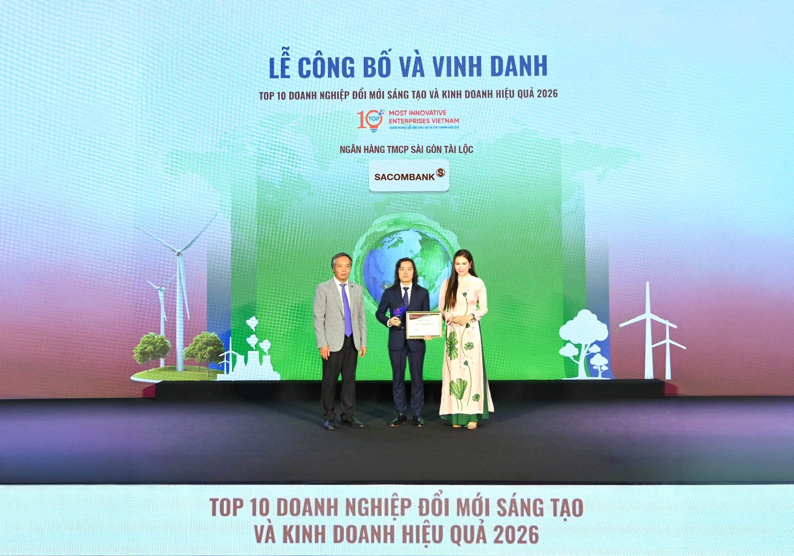 Ông Lưu Danh Đức – Phó Tổng giám đốc SACOMBANK nhận giải VIE10 từ đại diện Ban tổ chức Ông Lưu Danh Đức – Phó Tổng giám đốc SACOMBANK nhận giải VIE10 từ đại diện Ban tổ chức